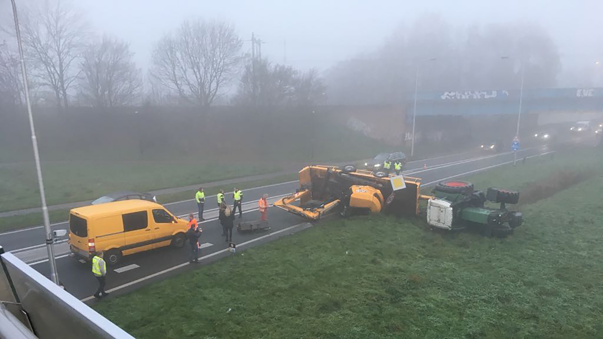 N242 afgesloten en treinverkeer stilgelegd na ongeval bij spoorviaduct