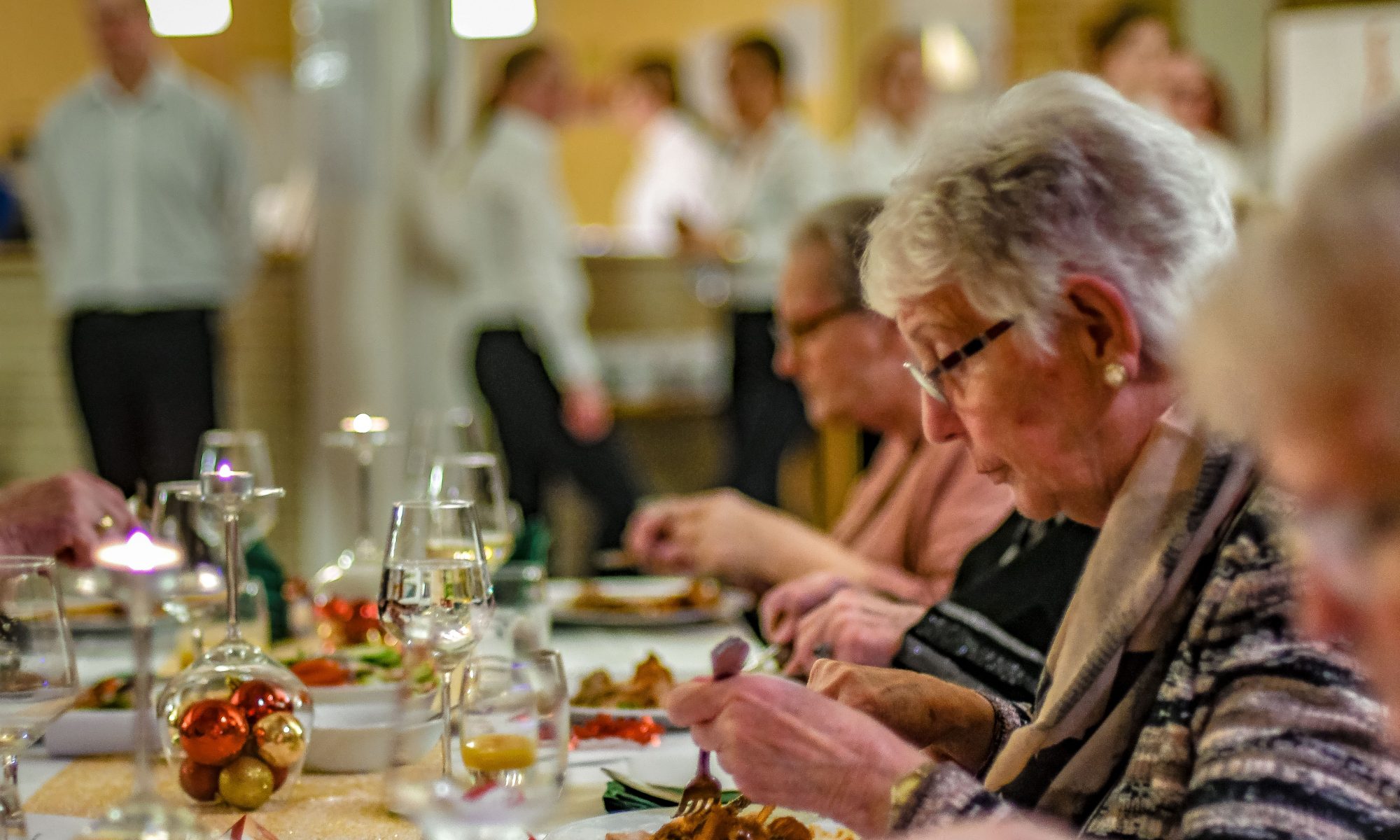 Studenten Horizon College verzorgen kerstdiner voor ouderen