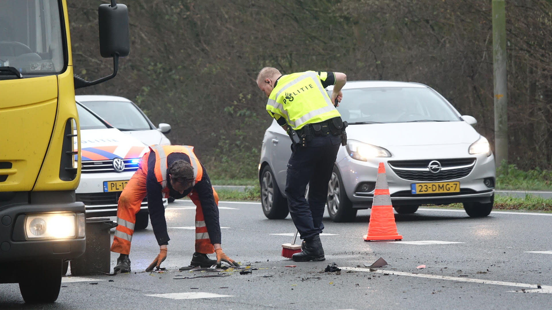 Vrachtwagen glijdt door: één gewonde naar ziekenhuis