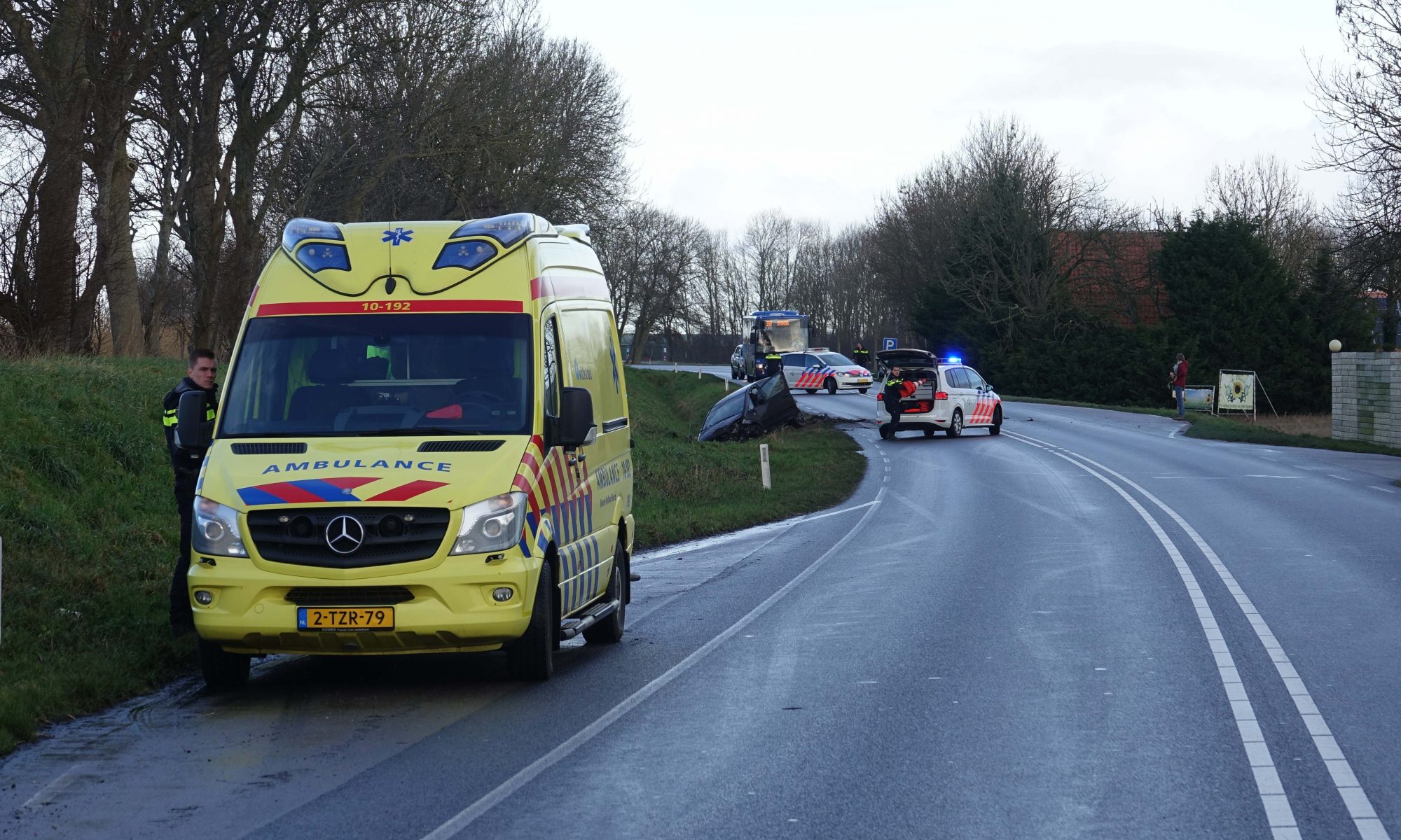 Auto in greppel na uitwijkmanoeuvre op N242 bij Heerhugowaard