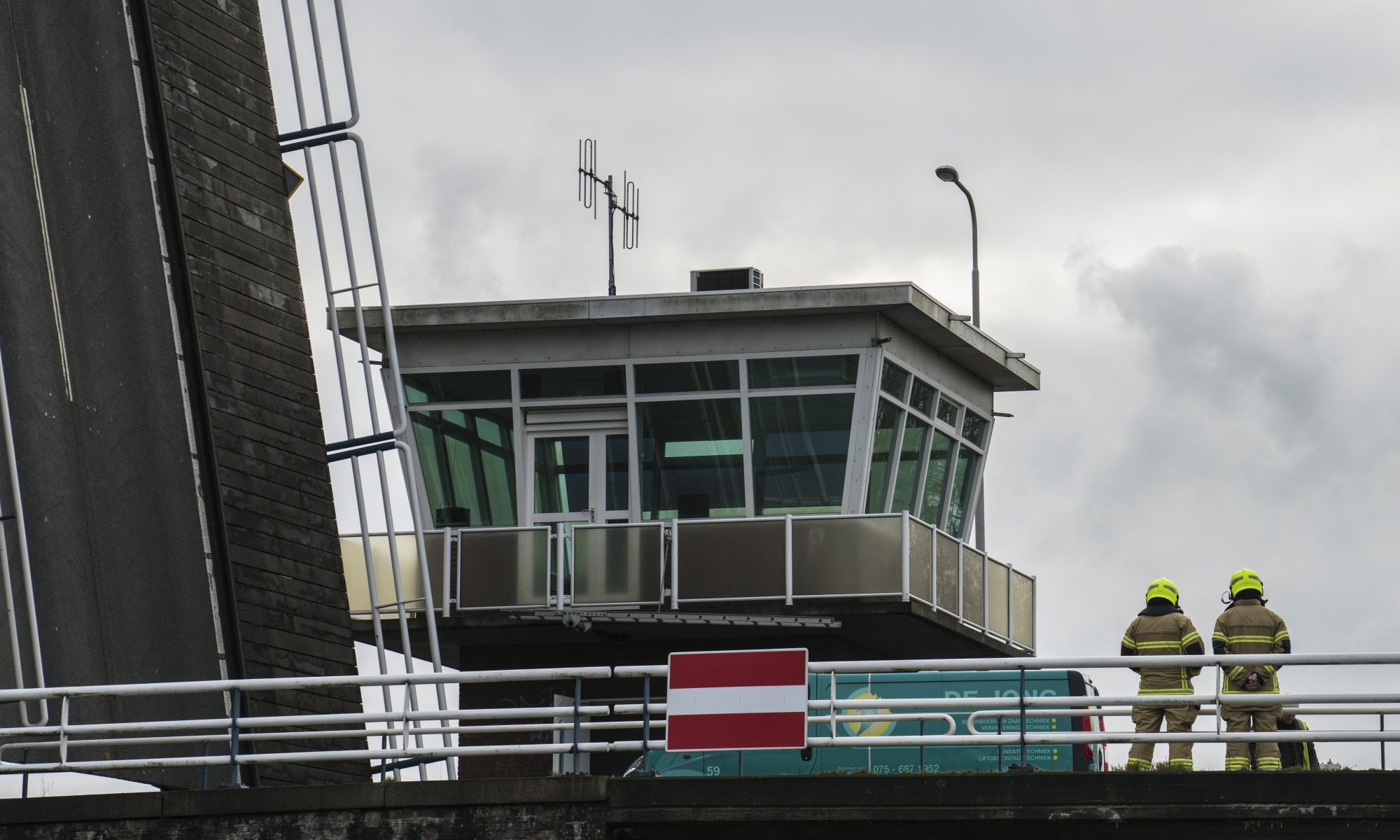 Leeghwaterbrug richting A9 dicht tijdens sloop brugwachtershuisje