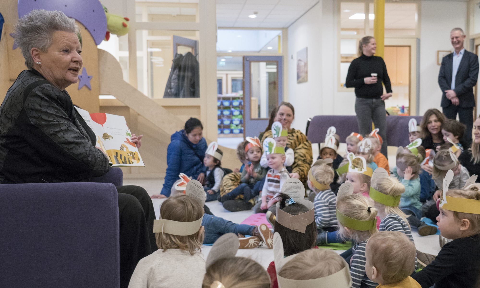 Wethouder Konijn trapt samenwerking Bieb en Rollebol af