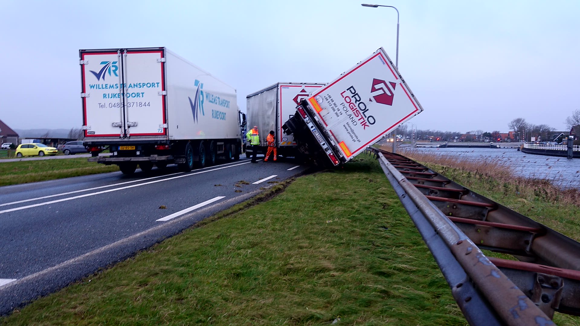 Aanhanger van vrachtwagen waait om op N9