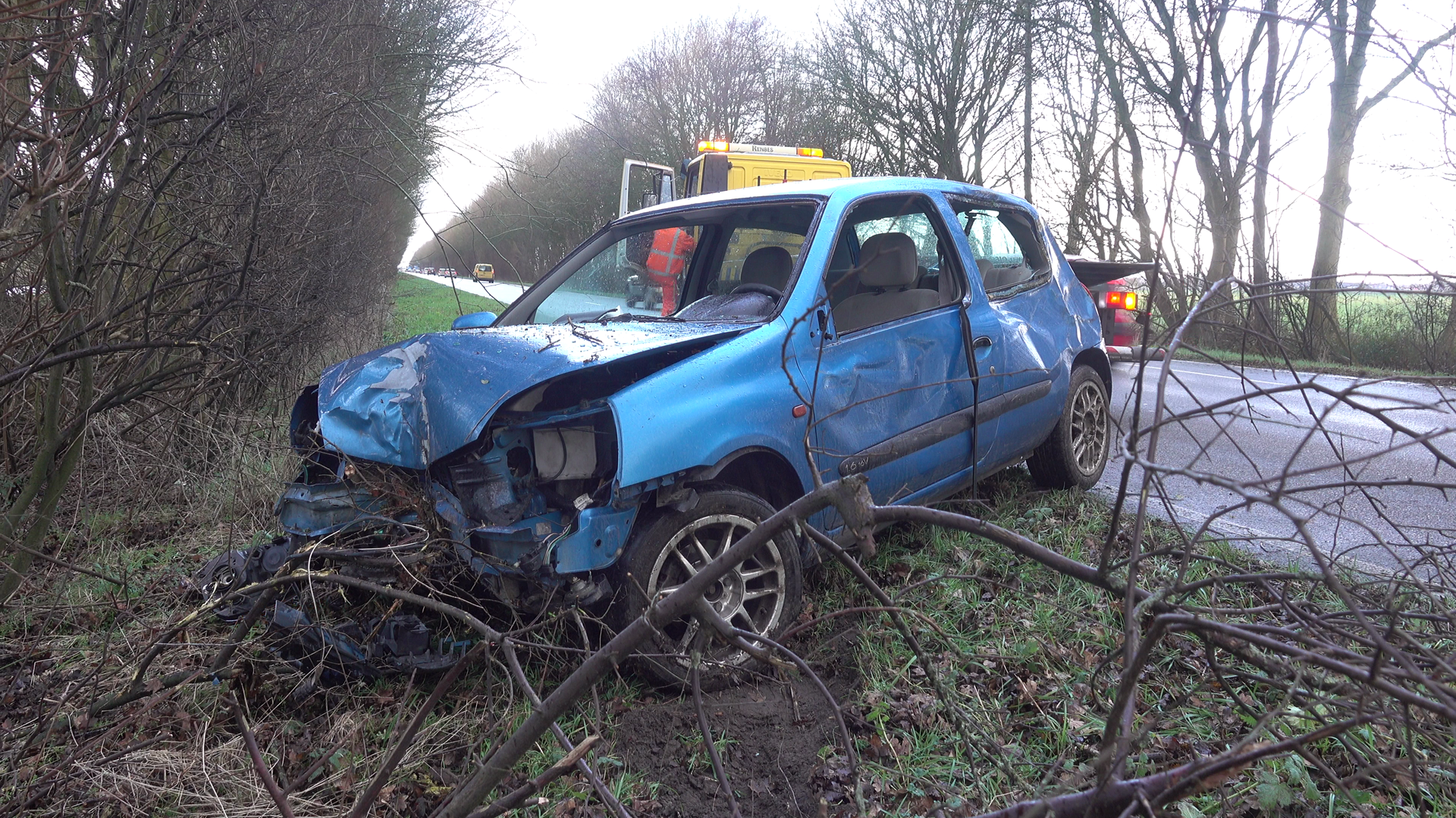 Automobilist ramt boom in middenberm N245 bij Broek op Langedijk