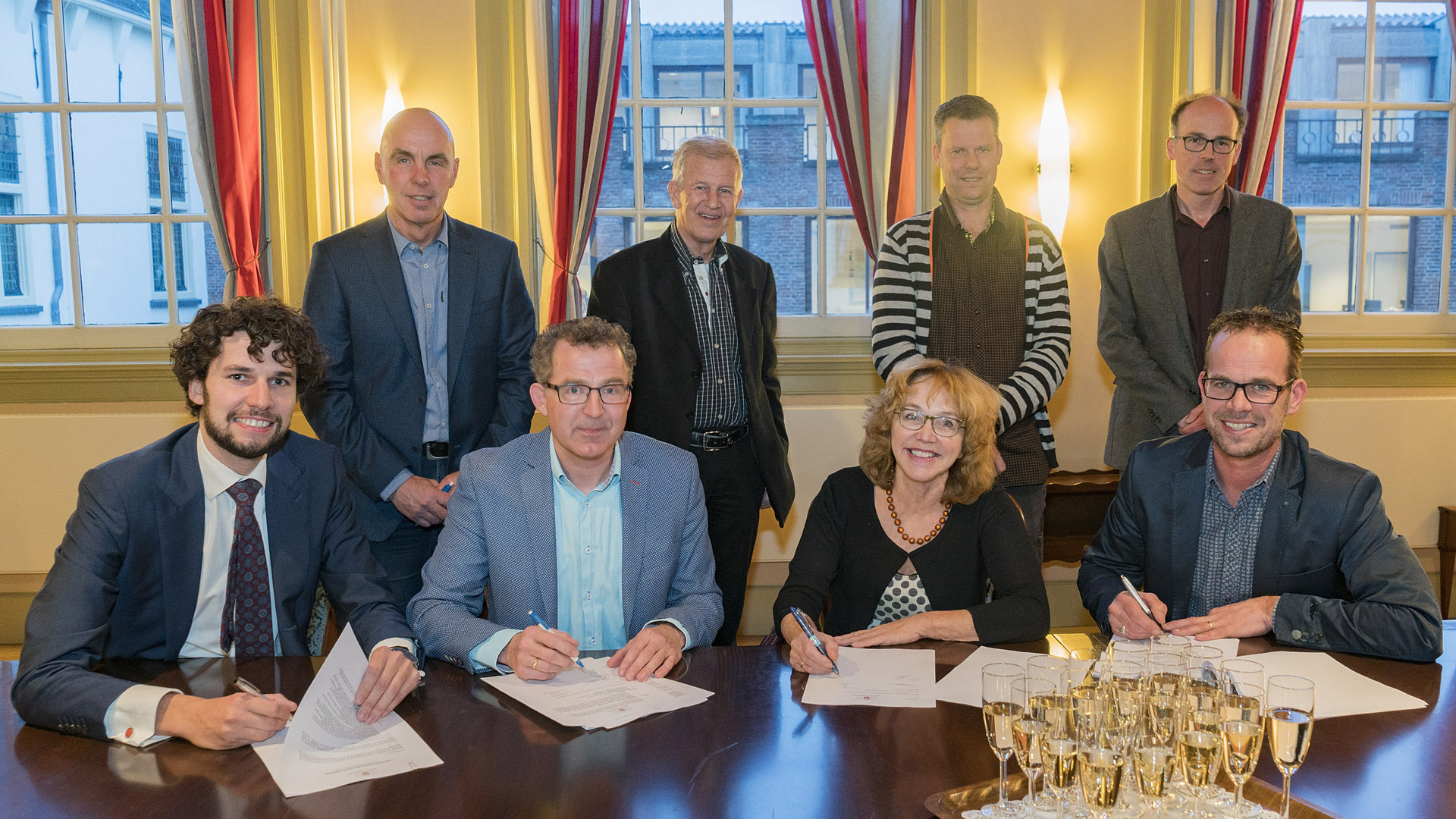 Handtekening plannen dorpshart Stompetoren