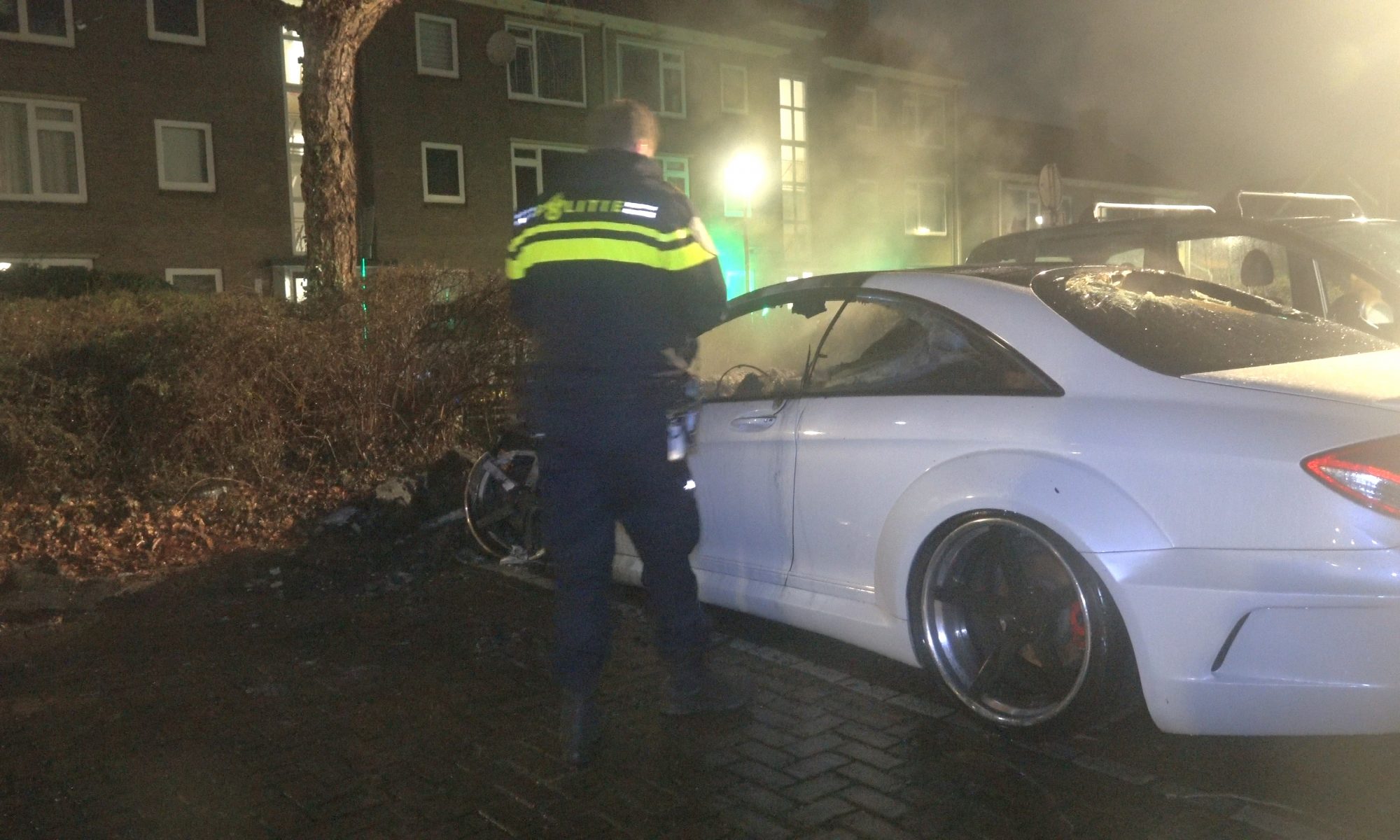 Kostbare Mercedes uitgebrand in Alkmaar; brandstichting niet uitgesloten (VIDEO)