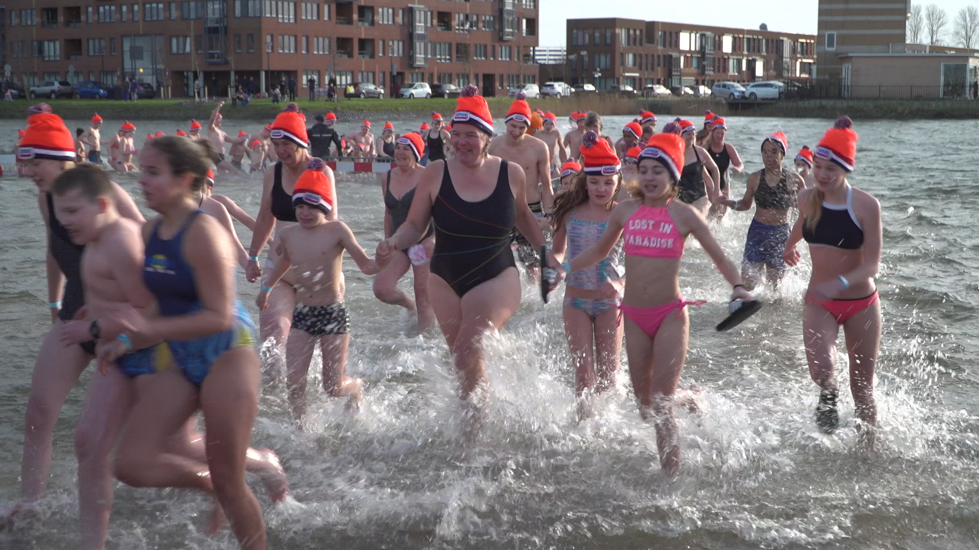 Ruim 450 deelnemers nieuwjaarsduik bij Strand van Luna bij Heerhugowaard (VIDEO)