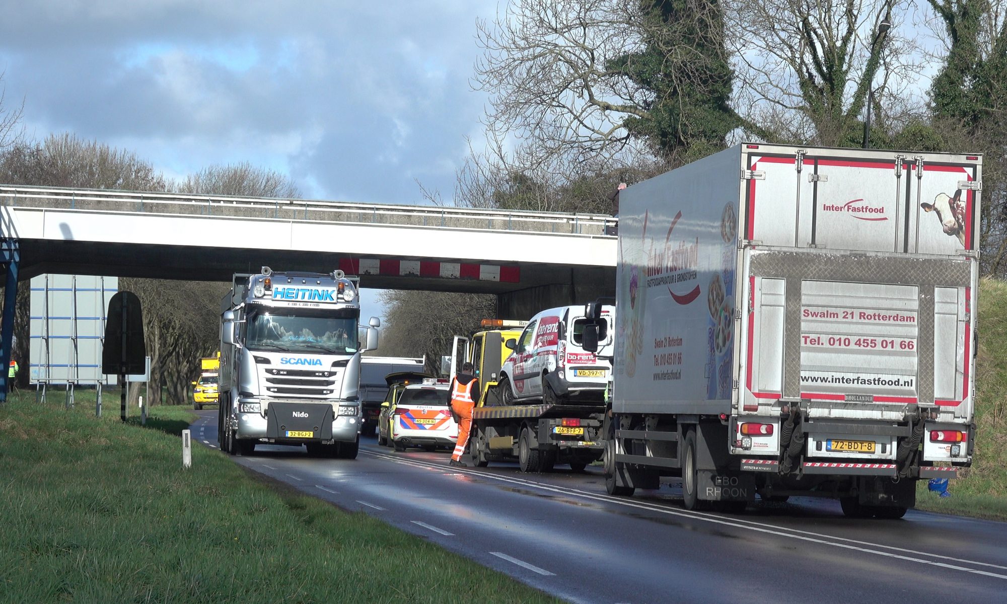 Kettingbotsing bij Heerhugowaard door remmende vrachtwagen op N242