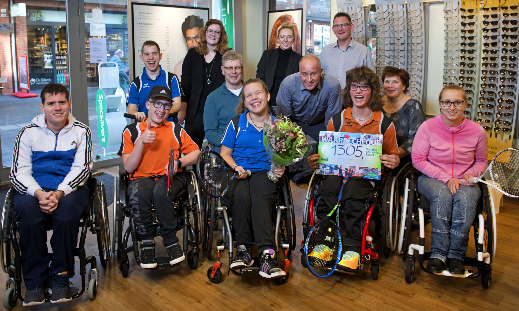 Specsavers Alkmaar overhandigt cheque aan Rolstoeltennisclub en Showhero