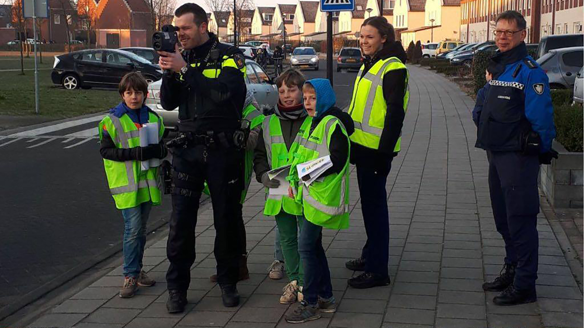 Ludieke verkeerscontrole door leerlingen De Reflector en politie