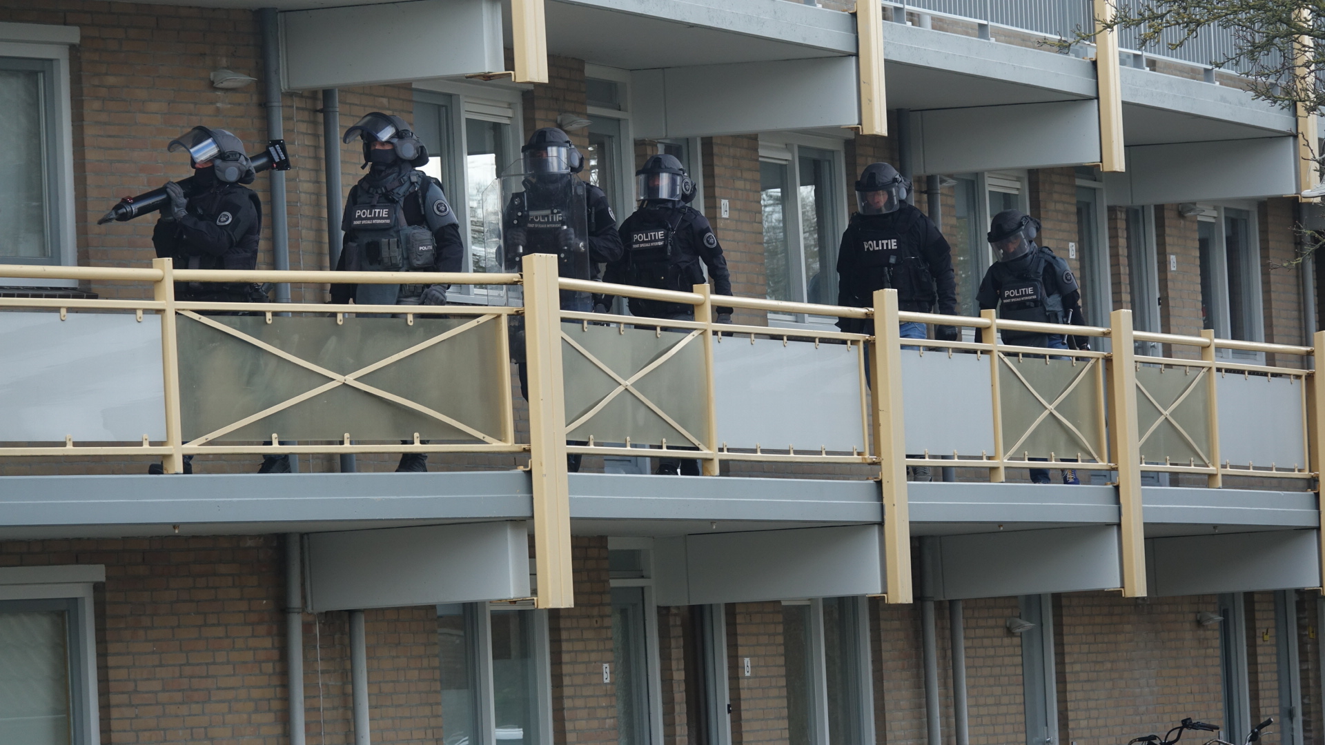 Politie massaal op de been in Mary Zeldenrust-Noordanusstraat in Alkmaar 1