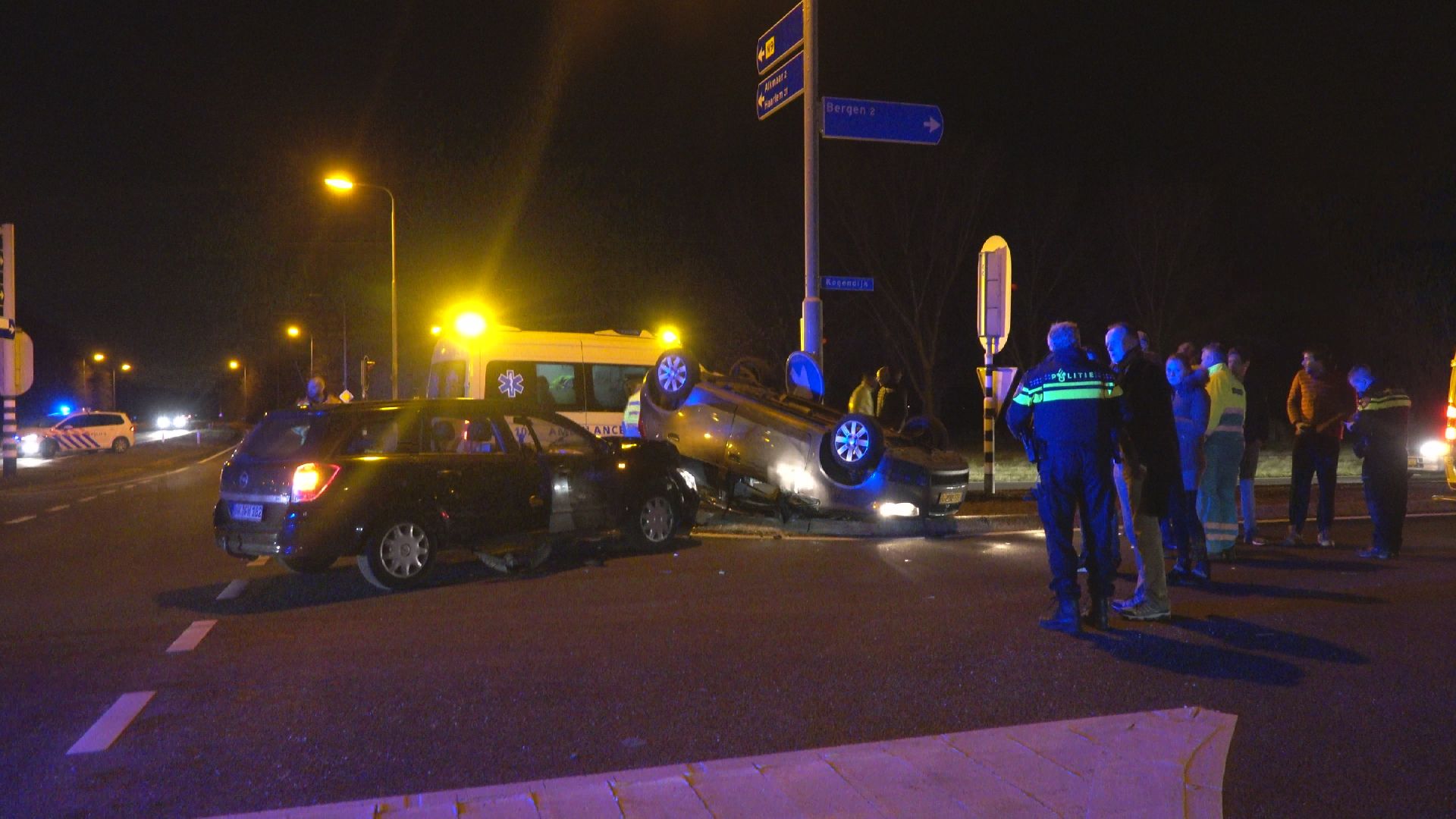 Auto aangereden en op zijn kop: Kogendijk afgesloten