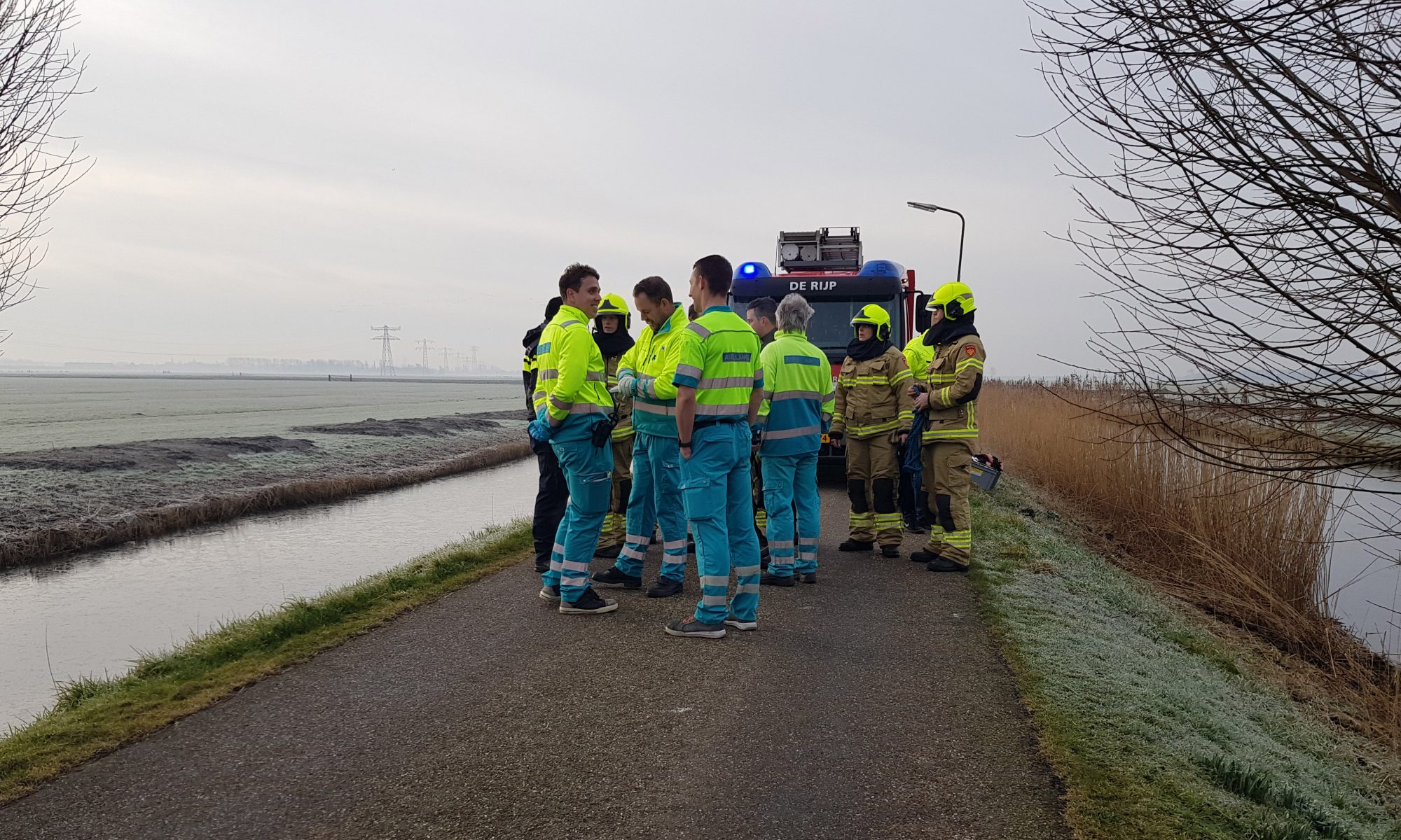 Hulpdiensten rukken massaal uit voor 'auto te water' in Zuid-Schermer