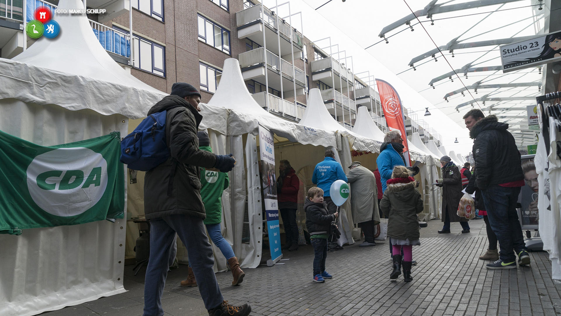 Politieke markt 'Raad op Straat' in Winkelcentrum De Mare