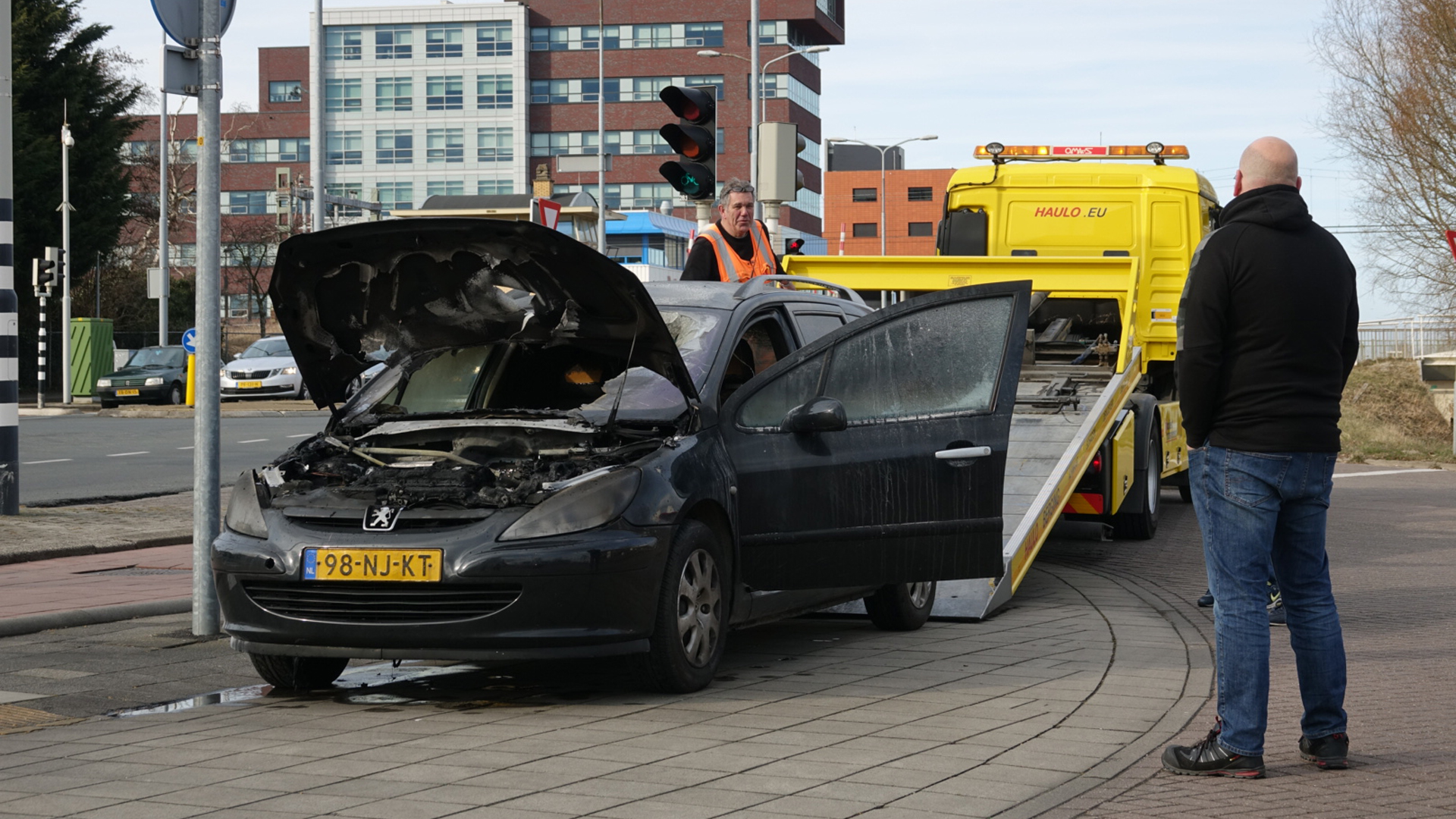 Auto vliegt in brand op de Helderseweg