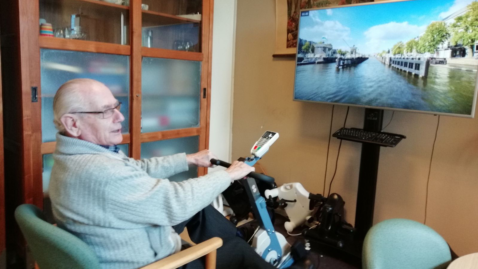 Senioren fietsen over de hele wereld vanuit de woonkamer