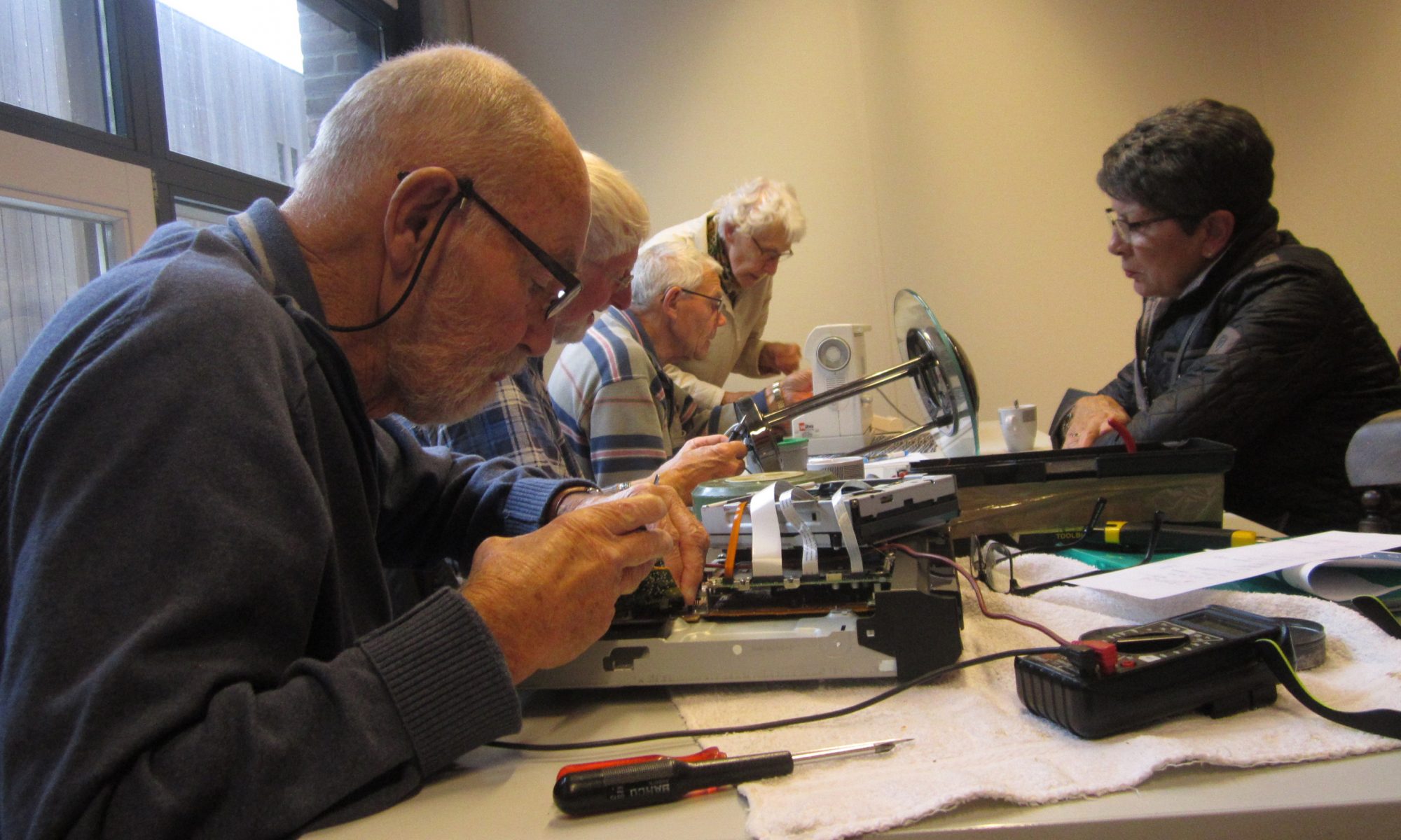 Vergroot reparatiekennis in het Repair Café in Langedijk