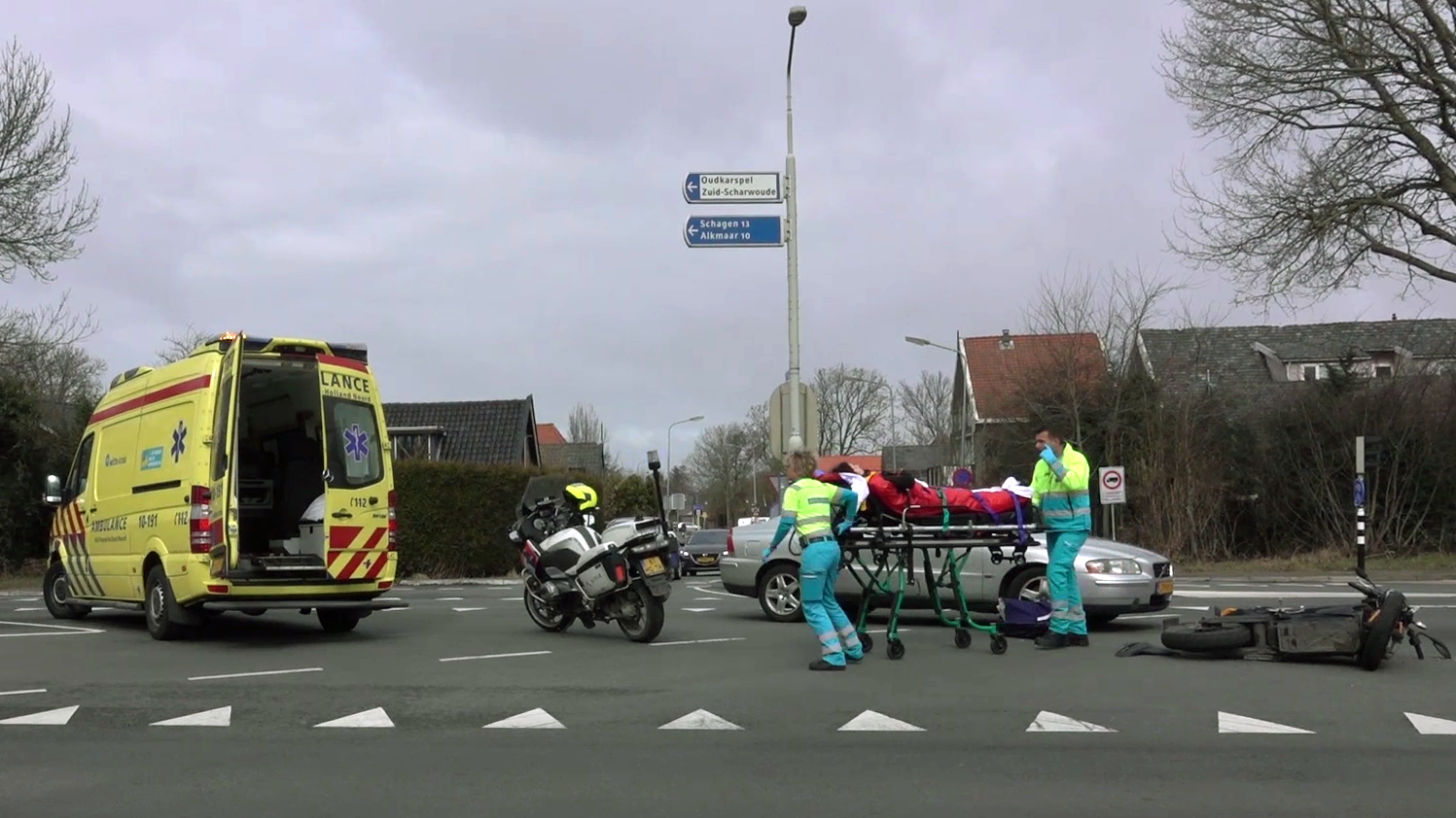 Motorrijdster valt hard door aanrijding in Noord-Scharwoude