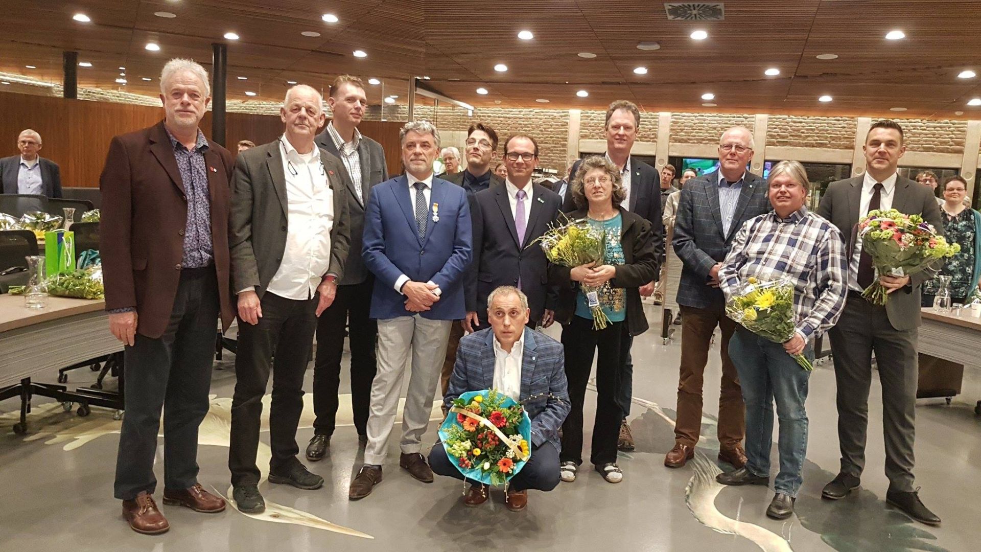 Bos bloemen en woordje voor scheidende raadsleden Heerhugowaard