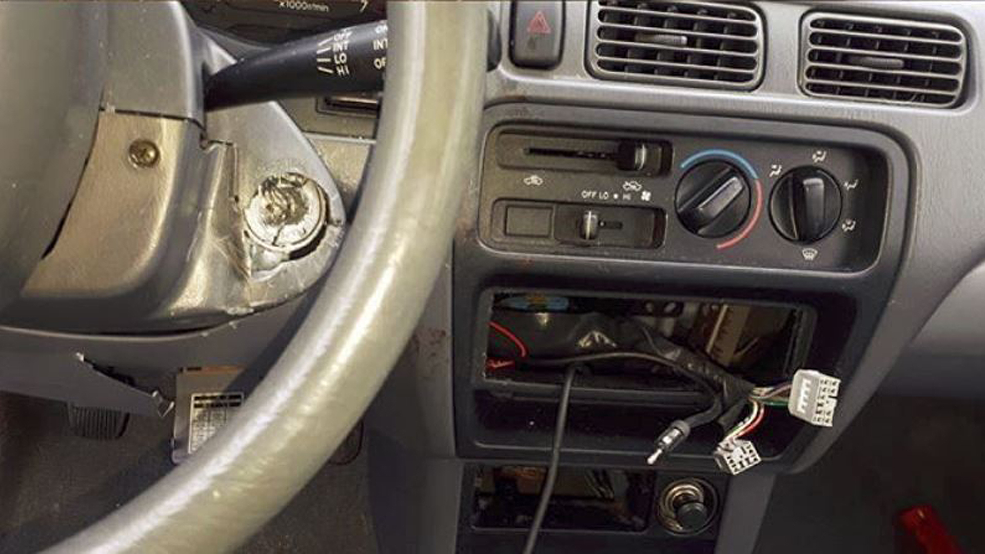 Deels mislukte autokraak: radio mee, bloed achtergelaten