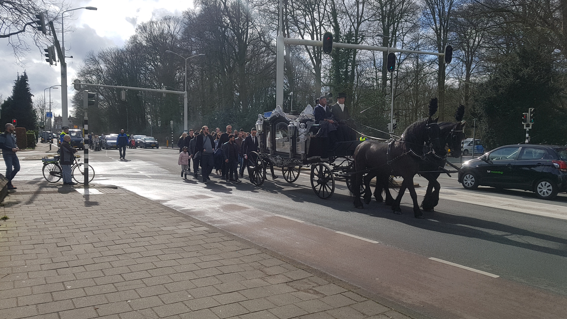 Naderende begrafenisstoet zorgt voor irritatie op Kennemerstraatweg