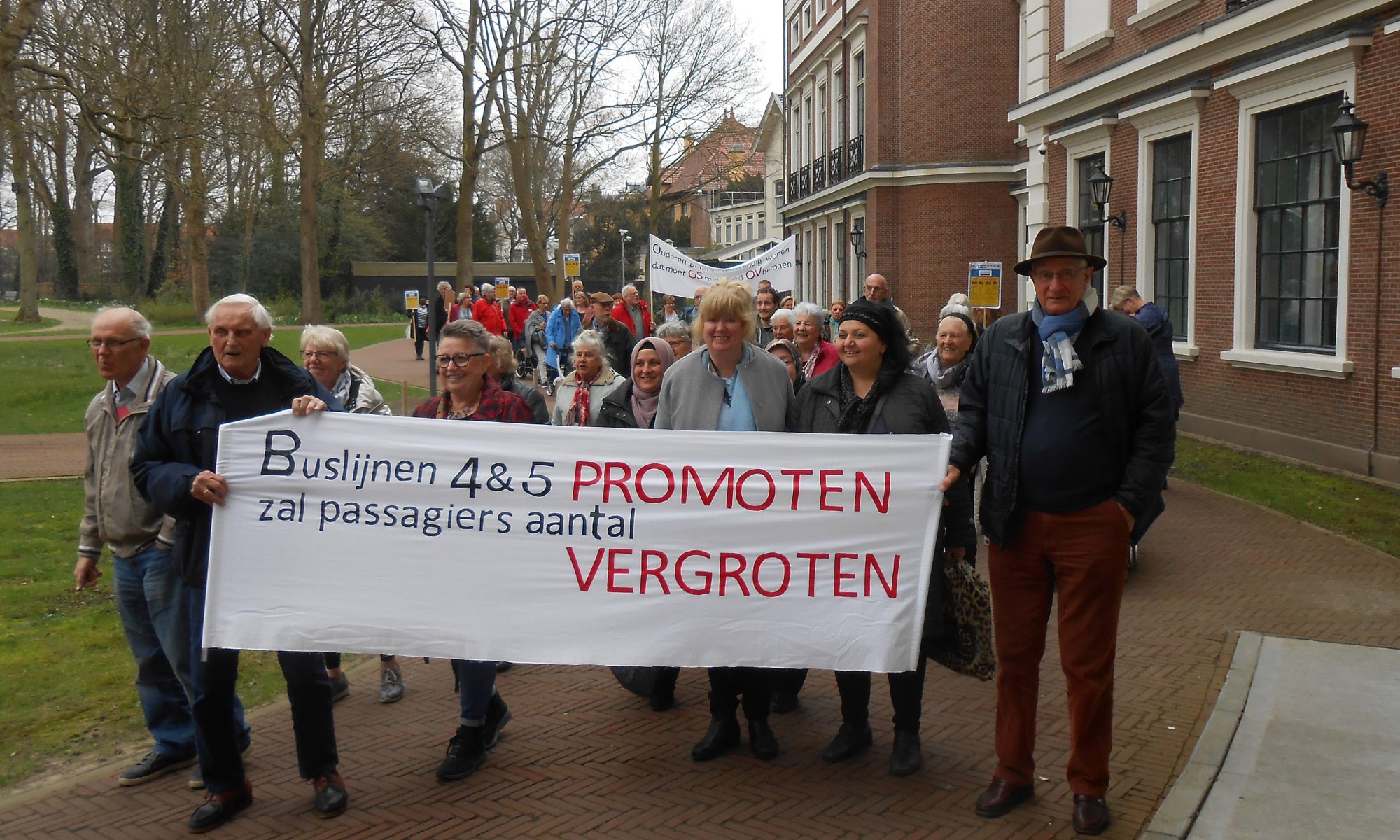 Boze buspassagiers naar Provinciehuis tegen wegbezuinigen van buslijnen