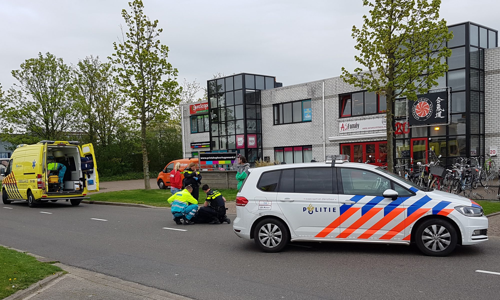 Fietsster gewond na aanrijding met brommer op W.M. Dudokweg