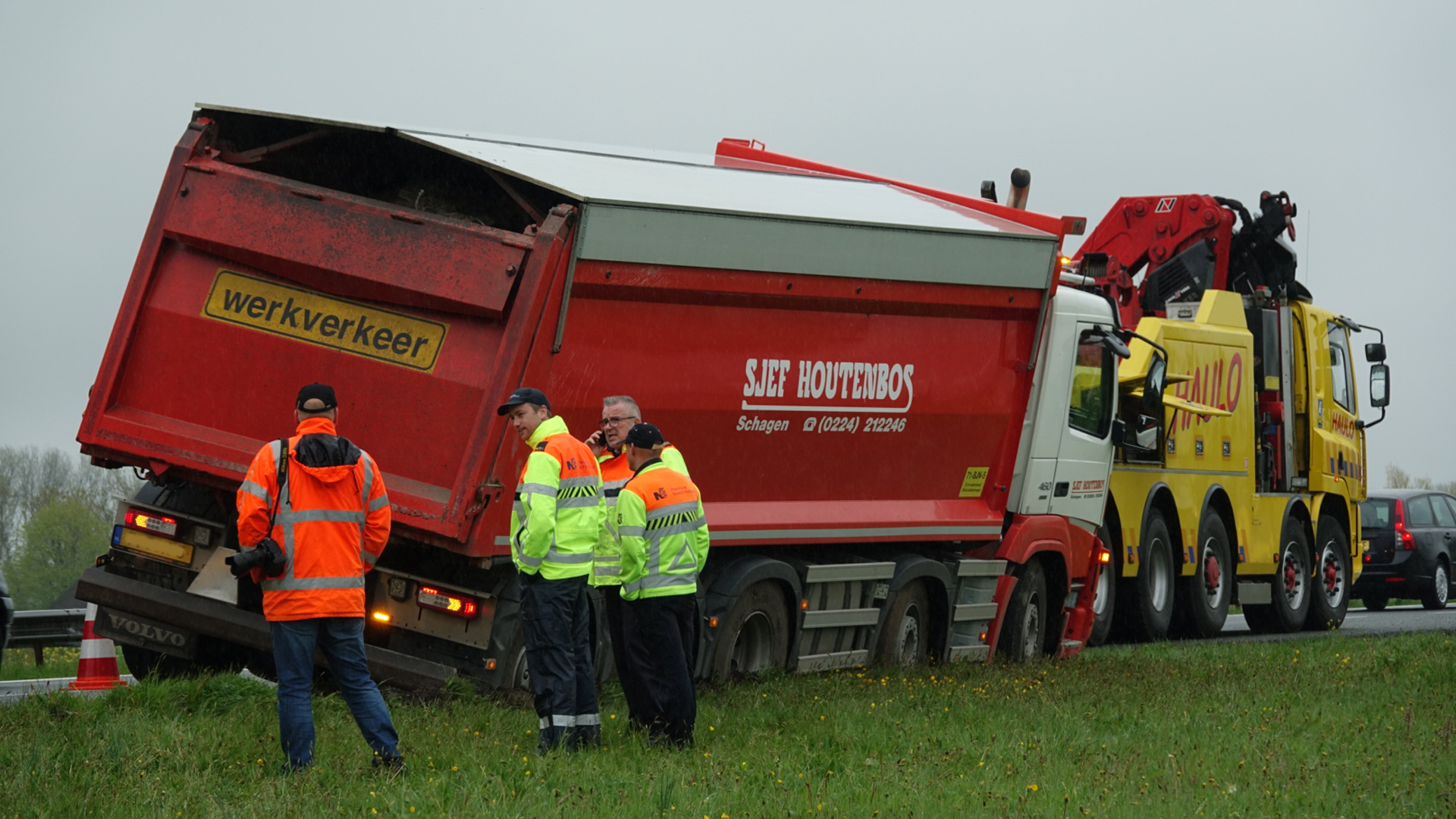 Zwaarbelarachtwagen muurvast in berm N9