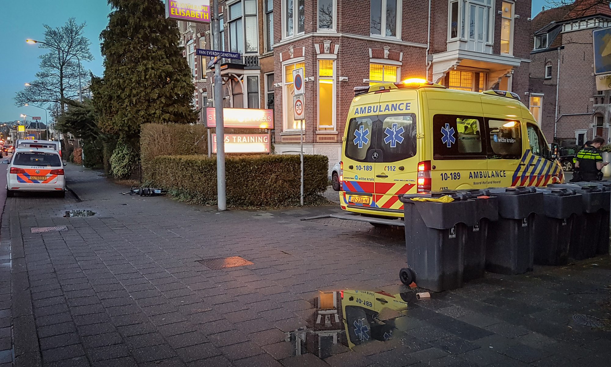 Afslaande auto raakt snorfietser op Kennemerstraatweg in Alkmaar