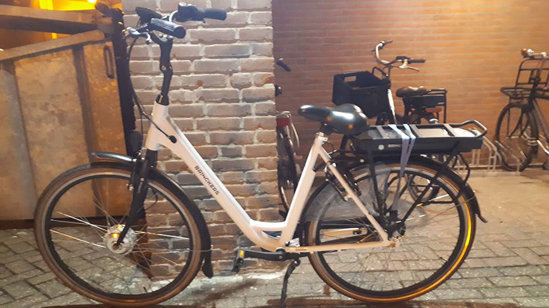 Eigenaresse gezocht van bij station H'waard gestolen elektrische fiets