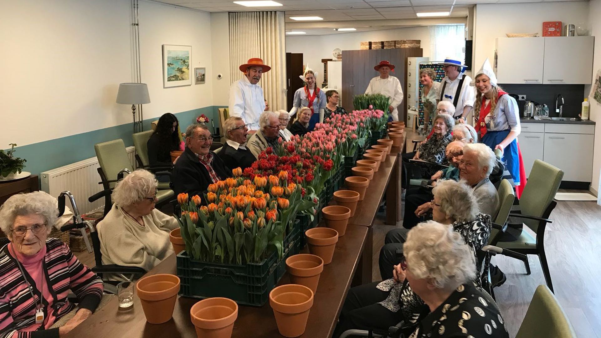 Kaasdragers delen tulpen uit in verzorgingstehuis ‘De Vleugels’