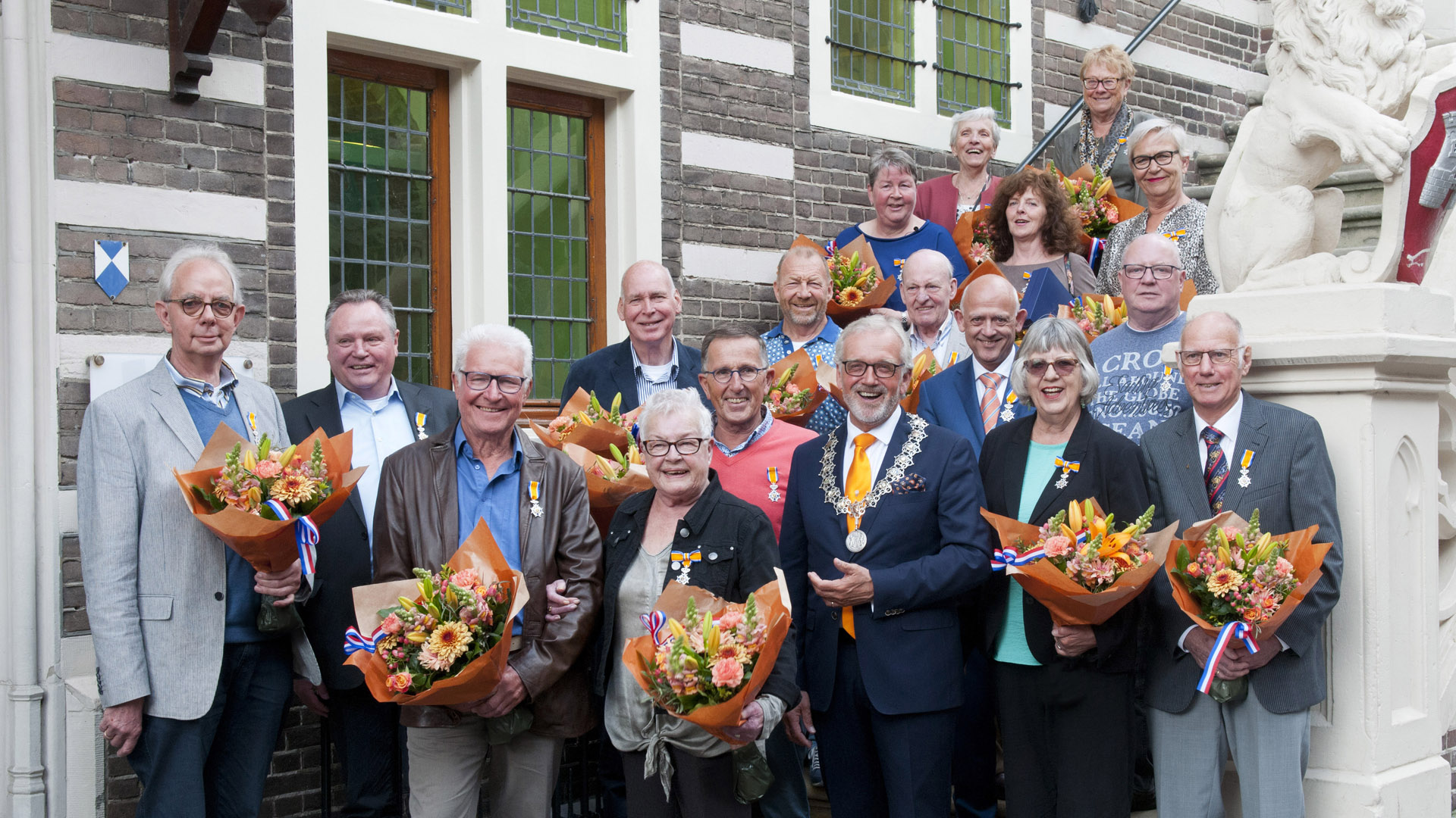 Lintjesregen: 17 Alkmaarders in het zonnetje gezet