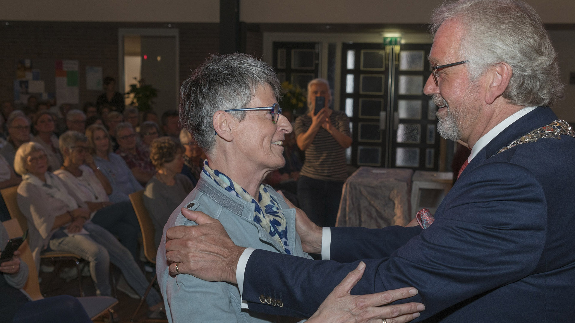 Mevrouw Vink onderscheiden met ere-insigne in goud