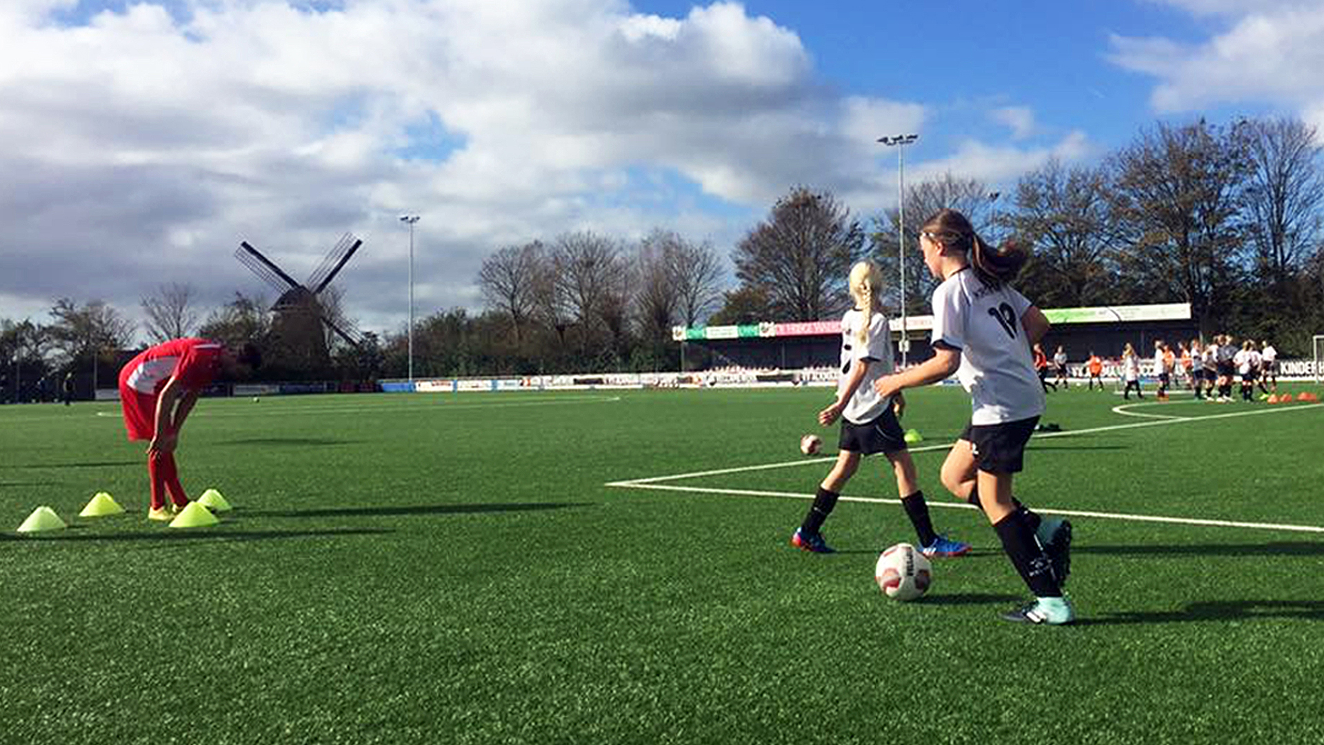 Voetbalsters VV Alkmaar trainen jonge meiden op Voetbaldag