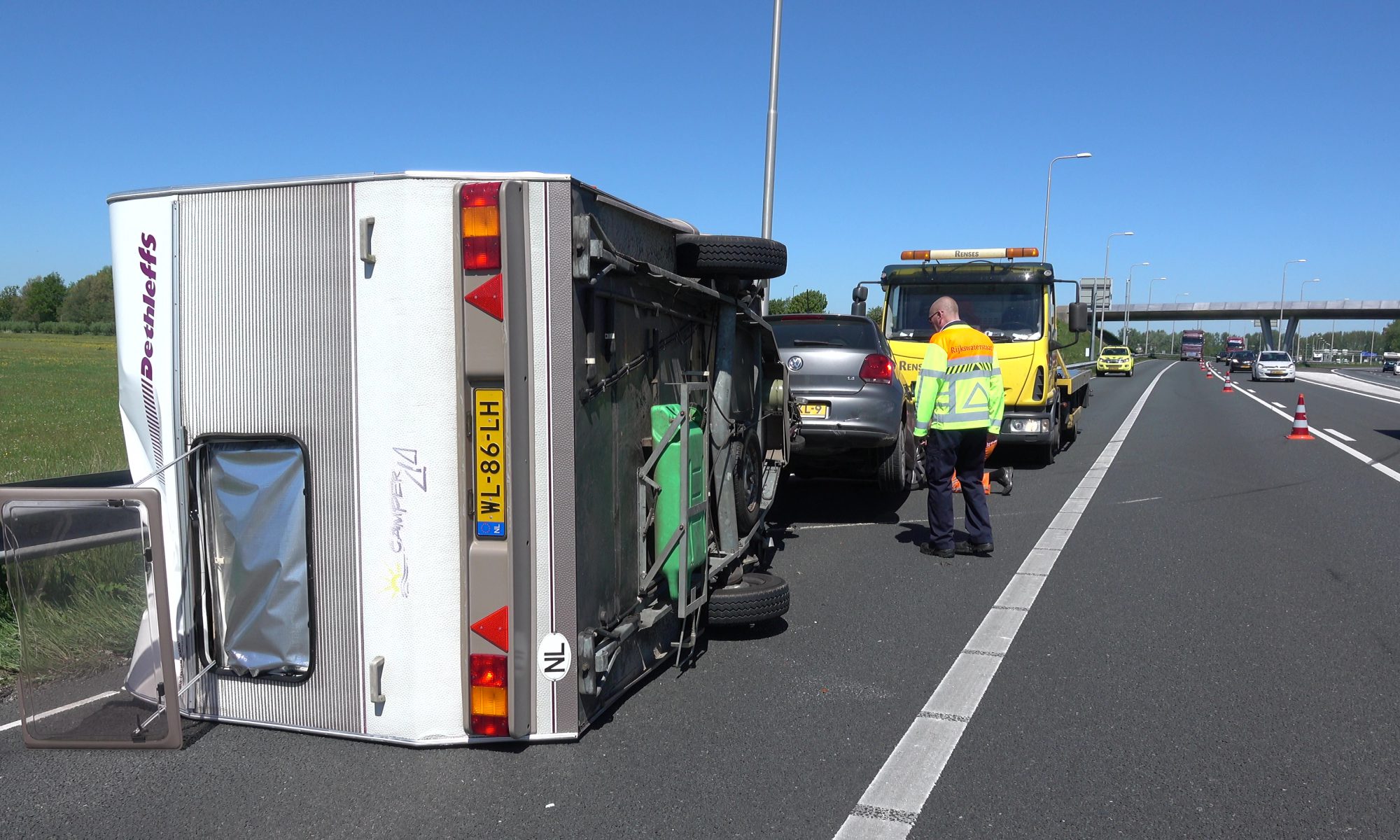 Auto met caravan schaart op A9 bij Heiloo; één gewonde