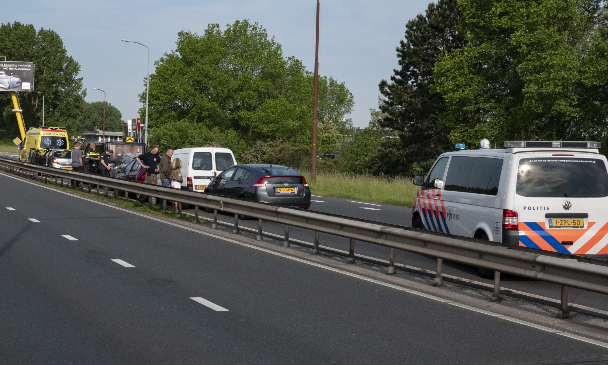 Vijf auto's klappen op elkaar bij Huiswaarderbrug Alkmaar