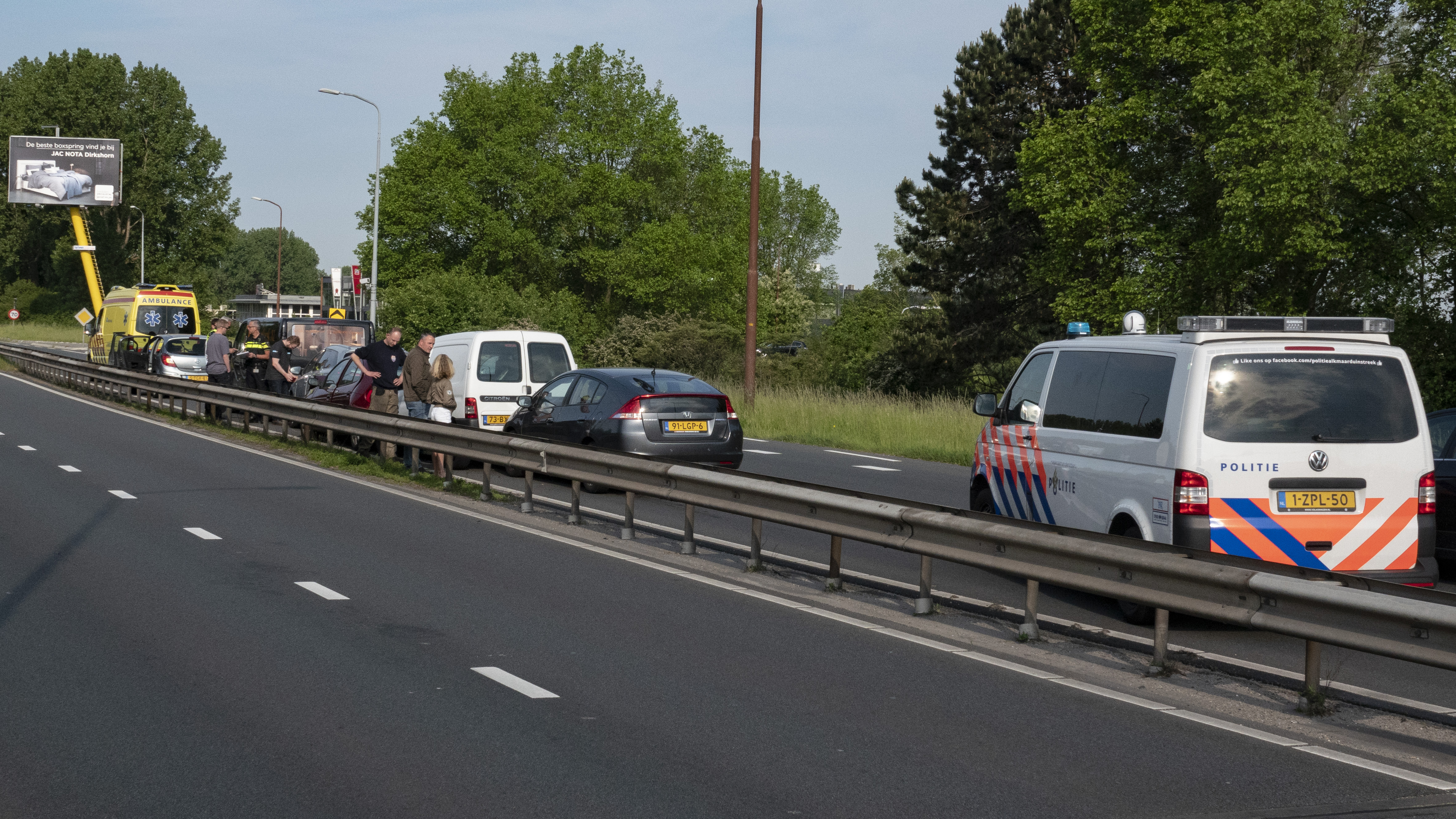 Vijf auto's klappen op elkaar bij Huiswaarderbrug Alkmaar