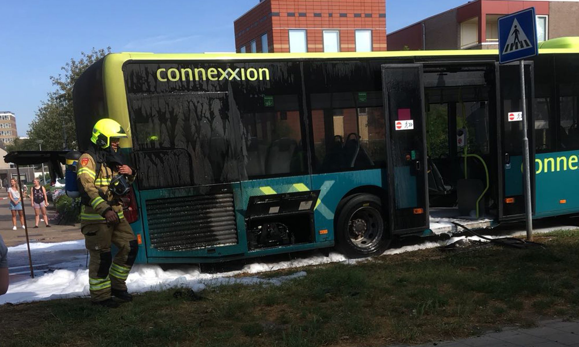 Connexxion bus vat vlam op Frieseweg