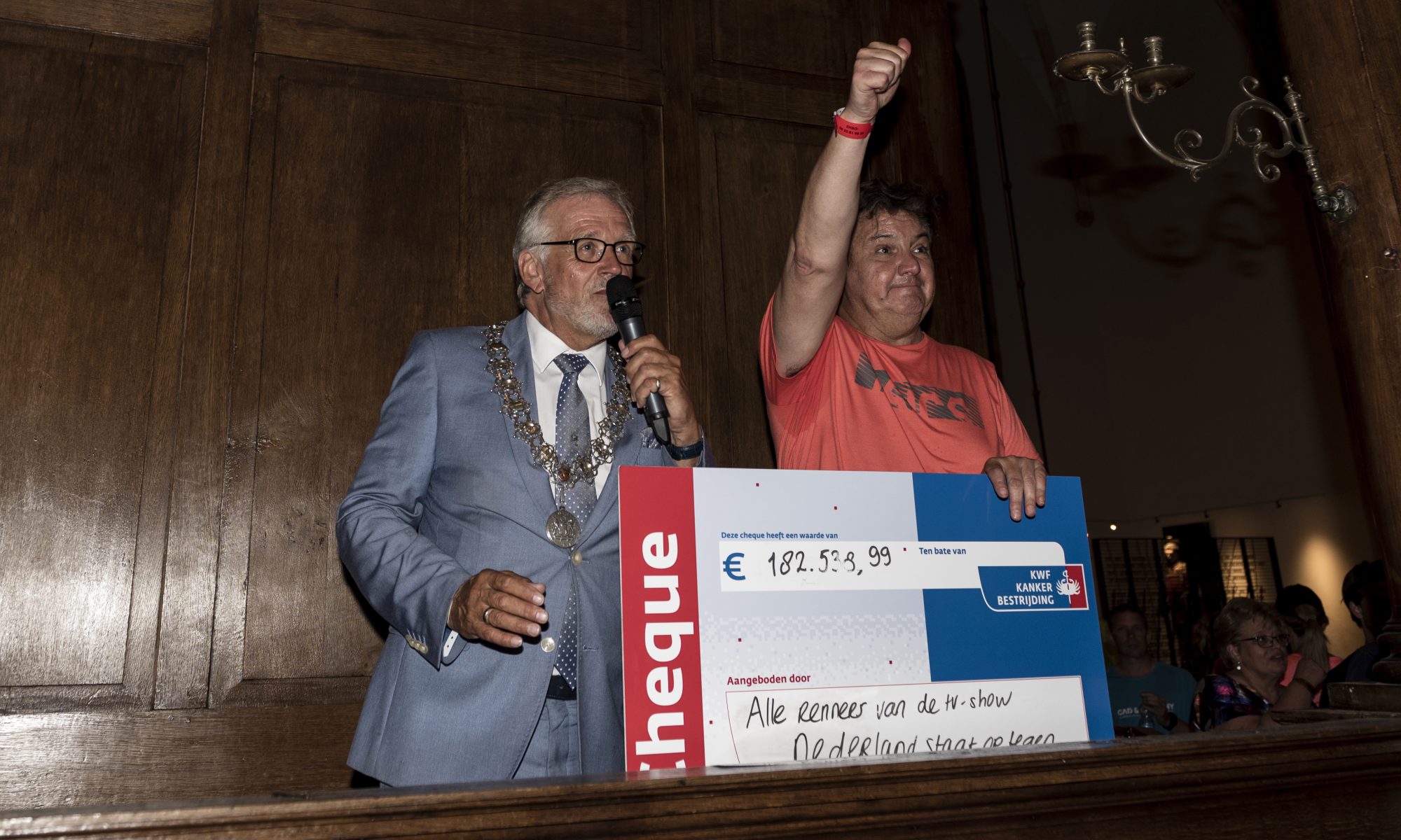 Bruinooge ontvangt namens KWF groot sponsorbedrag van René Froger 1