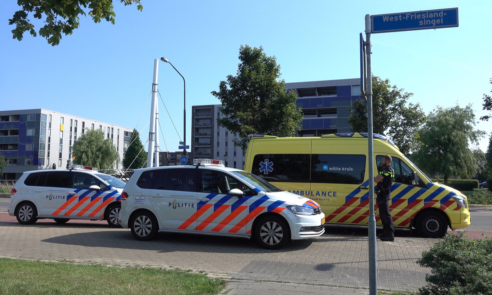 Aanrijding op tussen twee personenauto-aanhanger combinaties