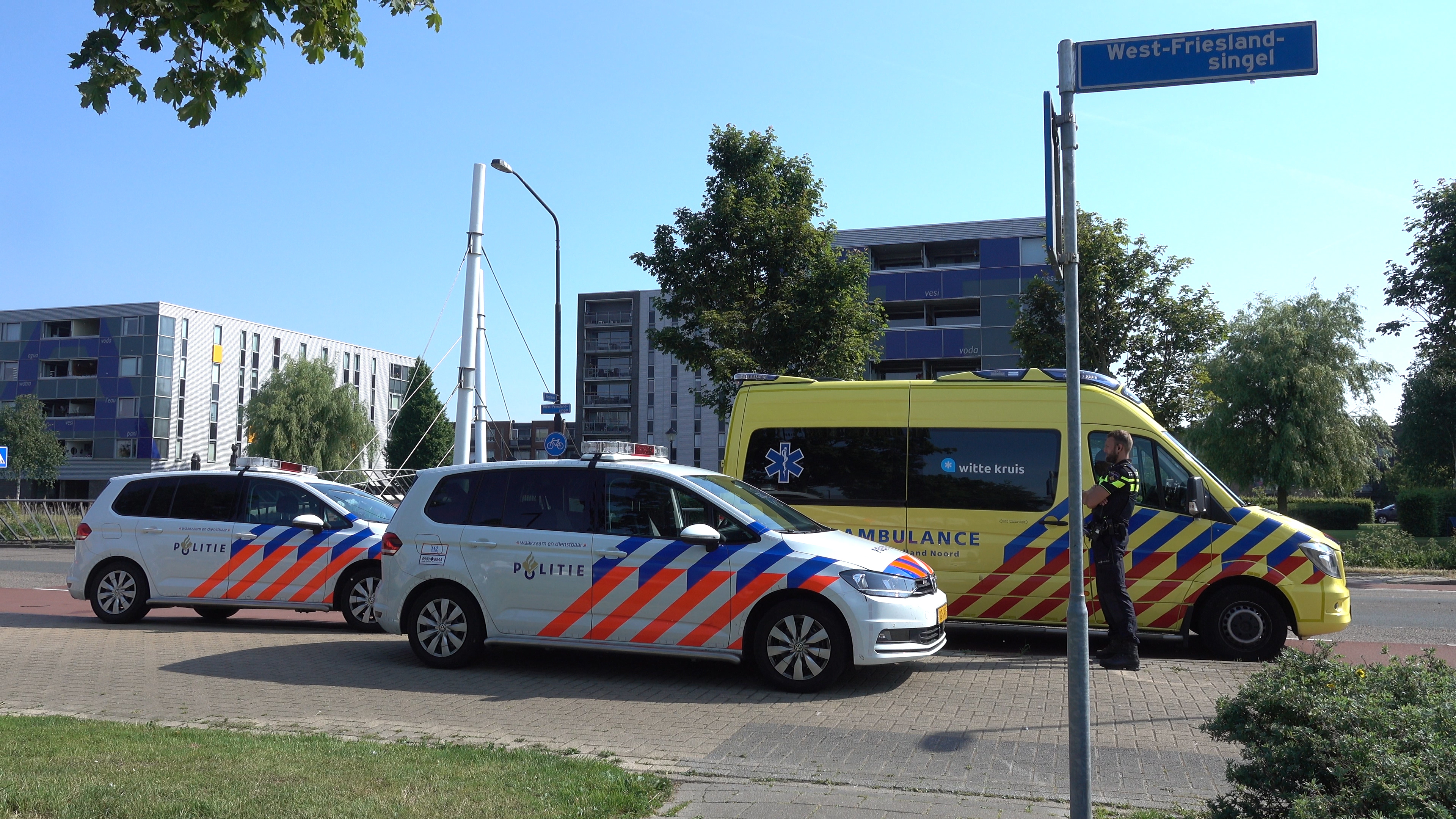 Aanrijding op tussen twee personenauto-aanhanger combinaties