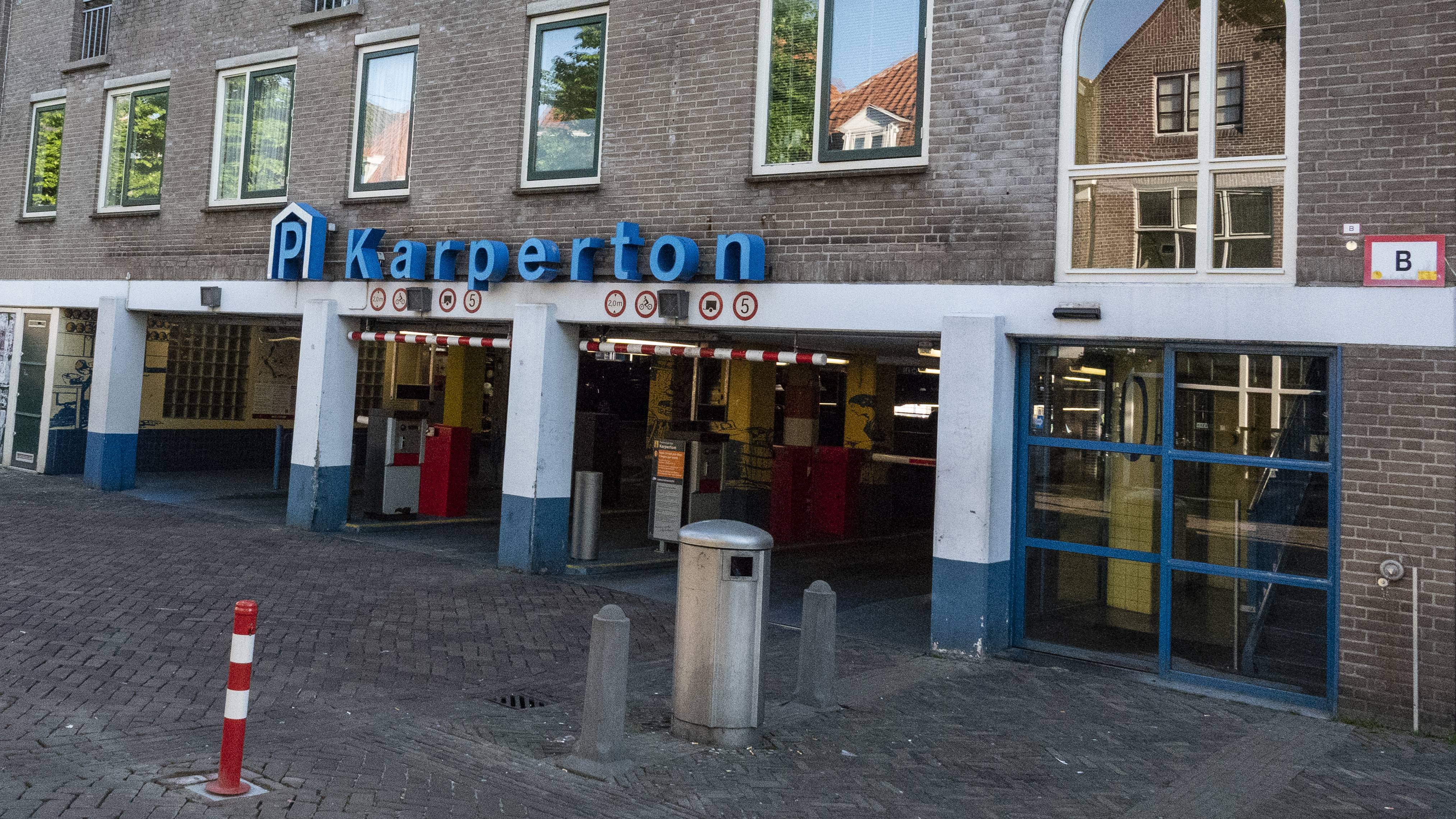 Automobilist botst op twee geparkeerde auto's in Karperton en rijdt door