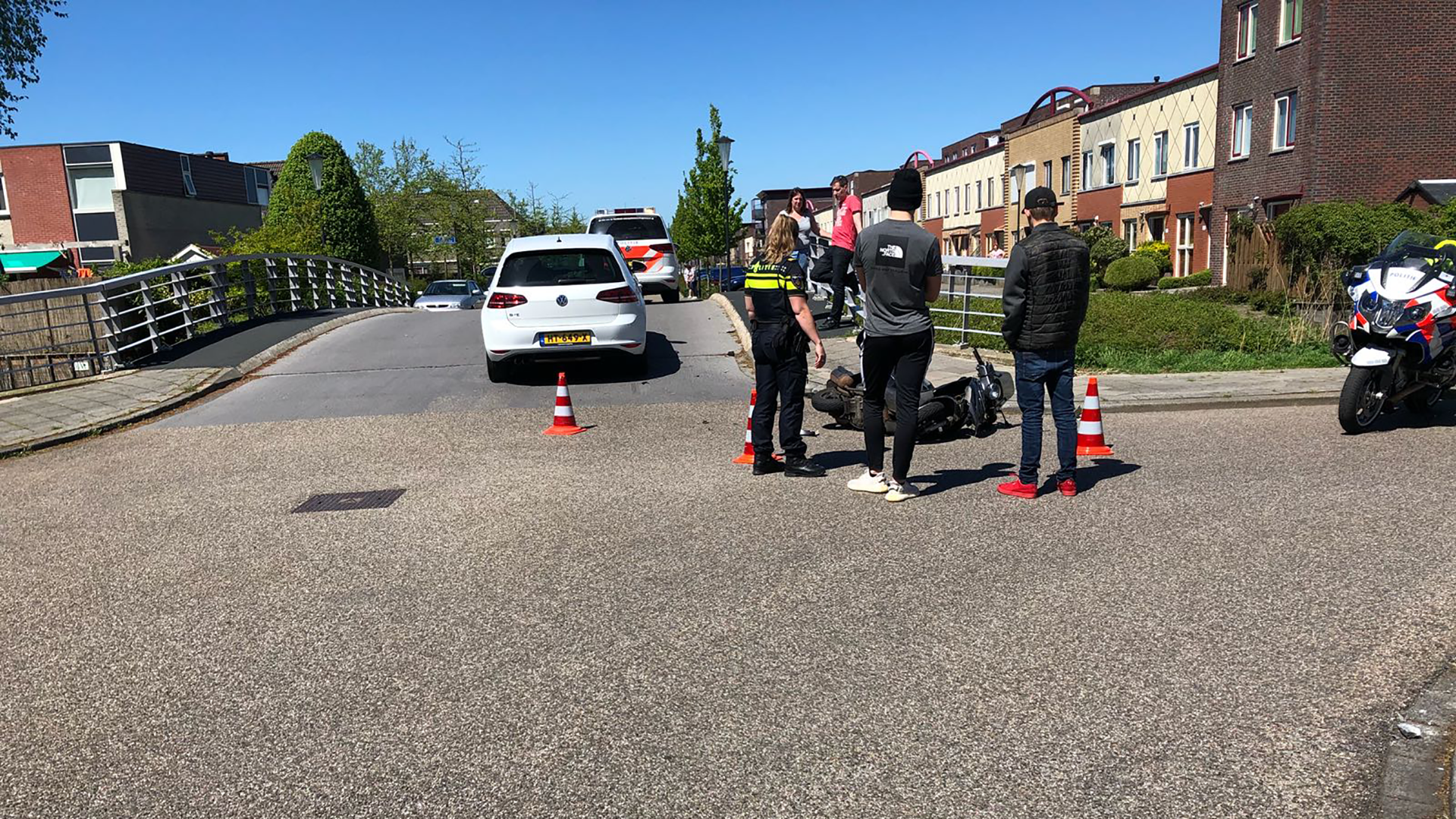 Scooterrijder klapt i op auto en eindigt in ziekenhuis