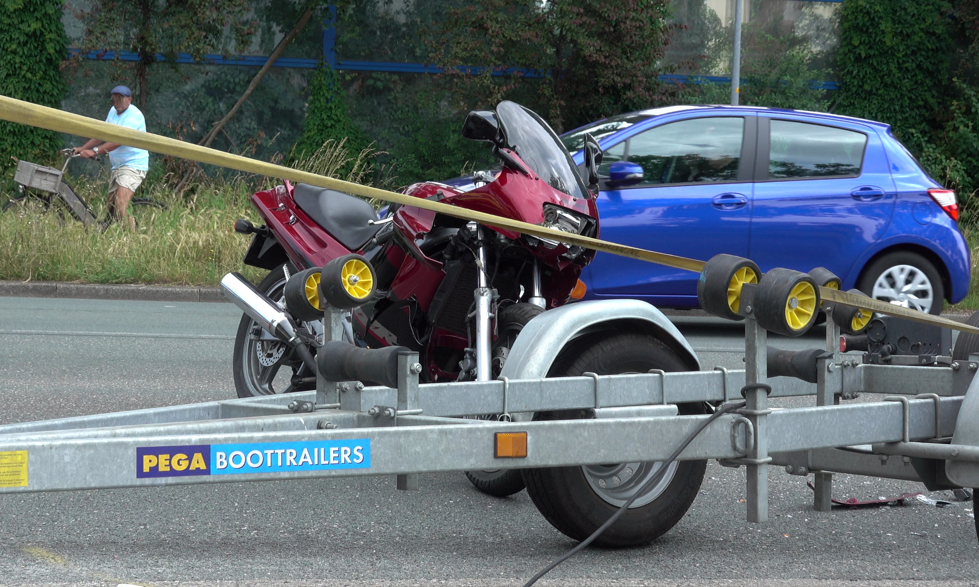 Motorrijder klapt op boottrailer in Alkmaar