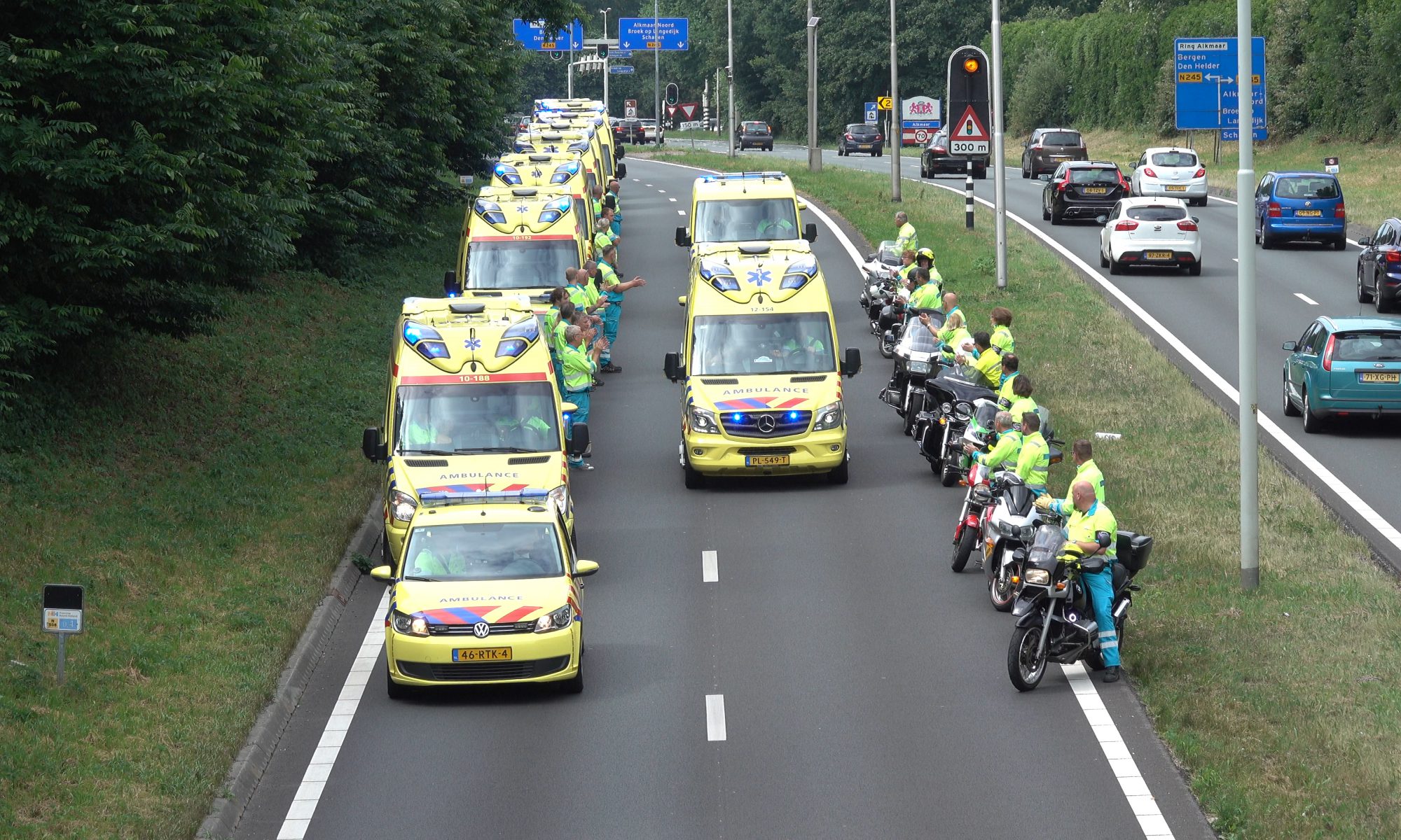 Indrukwekkend eerbetoon ambulancechauffeur Siebe Wittebrood (VIDEO)