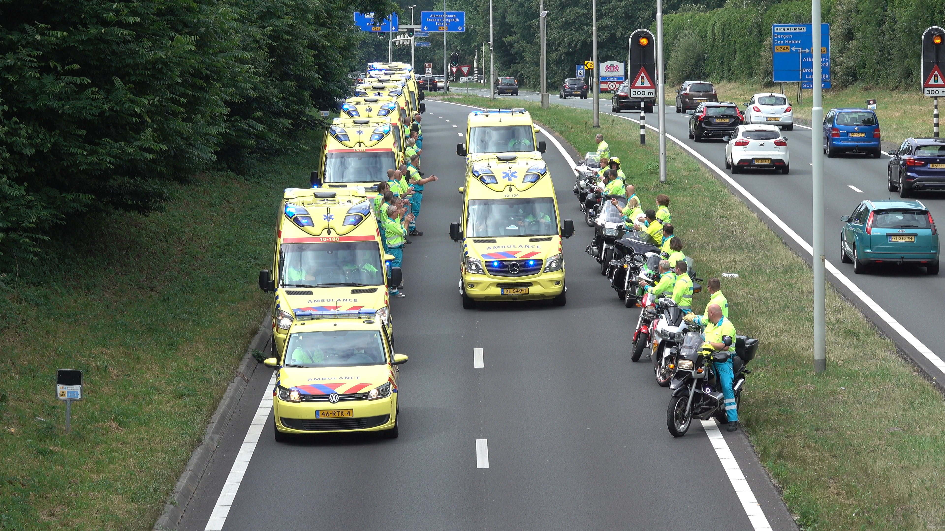 Indrukwekkend eerbetoon ambulancechauffeur Siebe Wittebrood (VIDEO)
