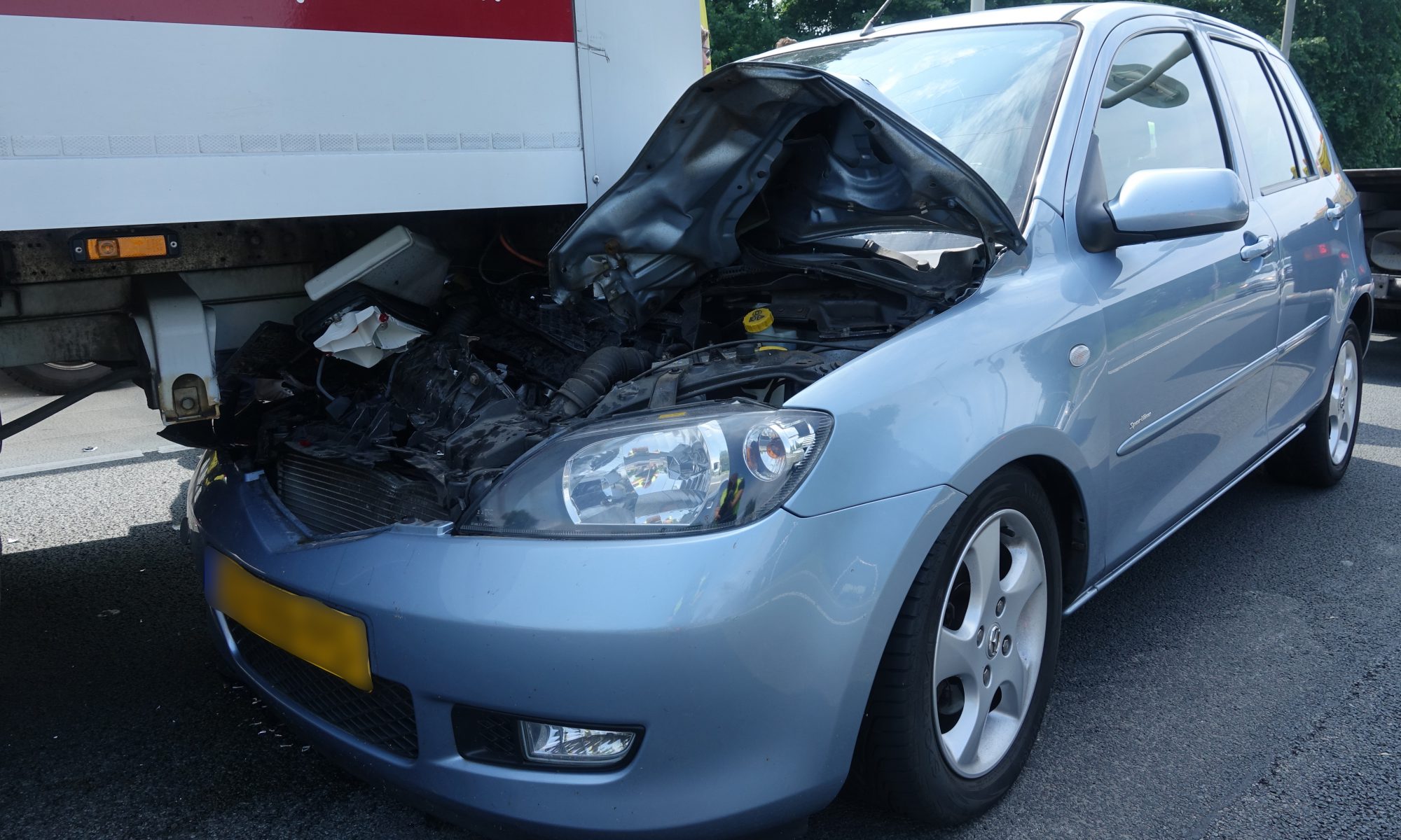 Auto klapt op bestelbus bij N9