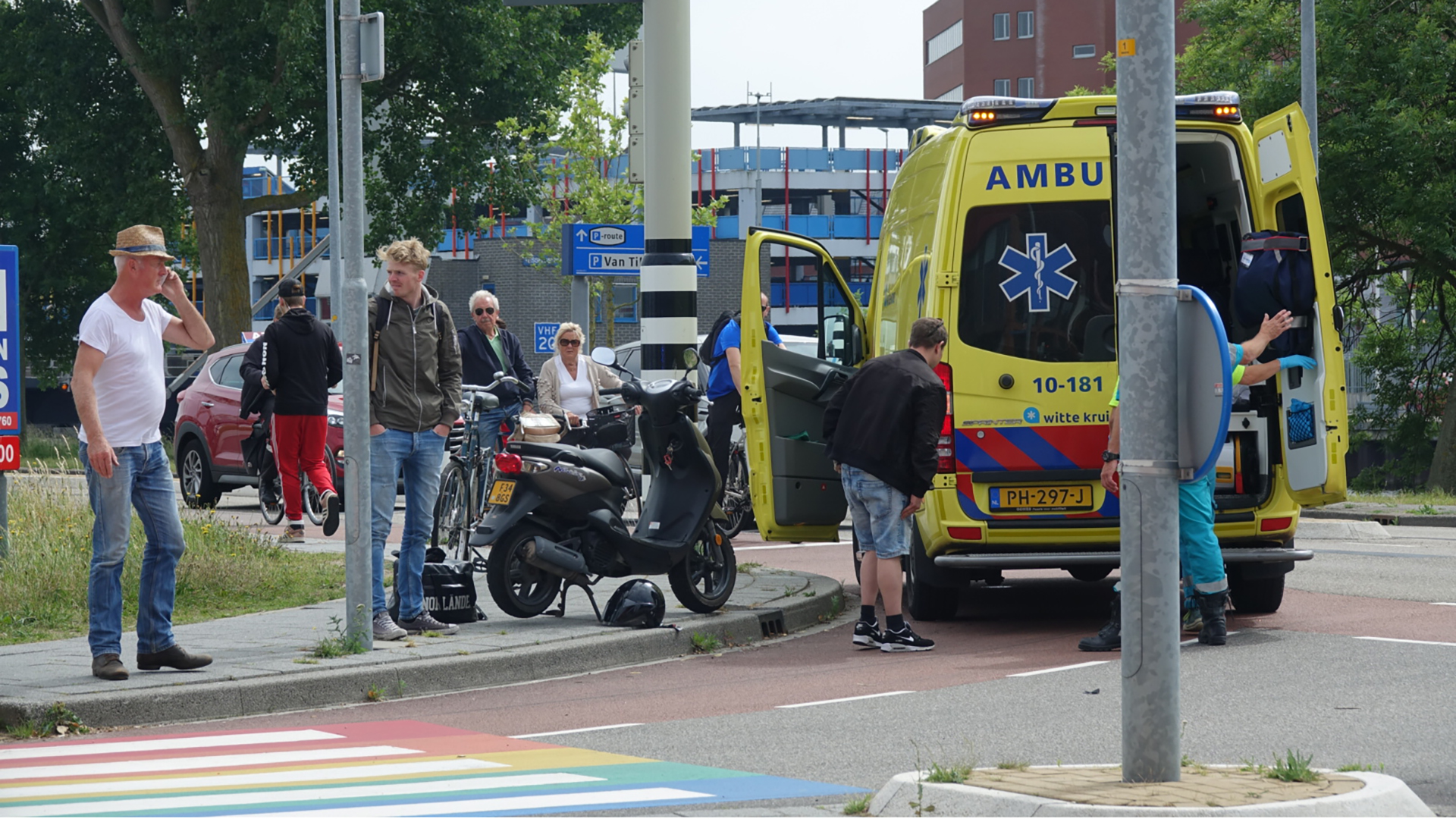 Automobilist rijdt scooterrijder aan op Pettemerstraat Alkmaar