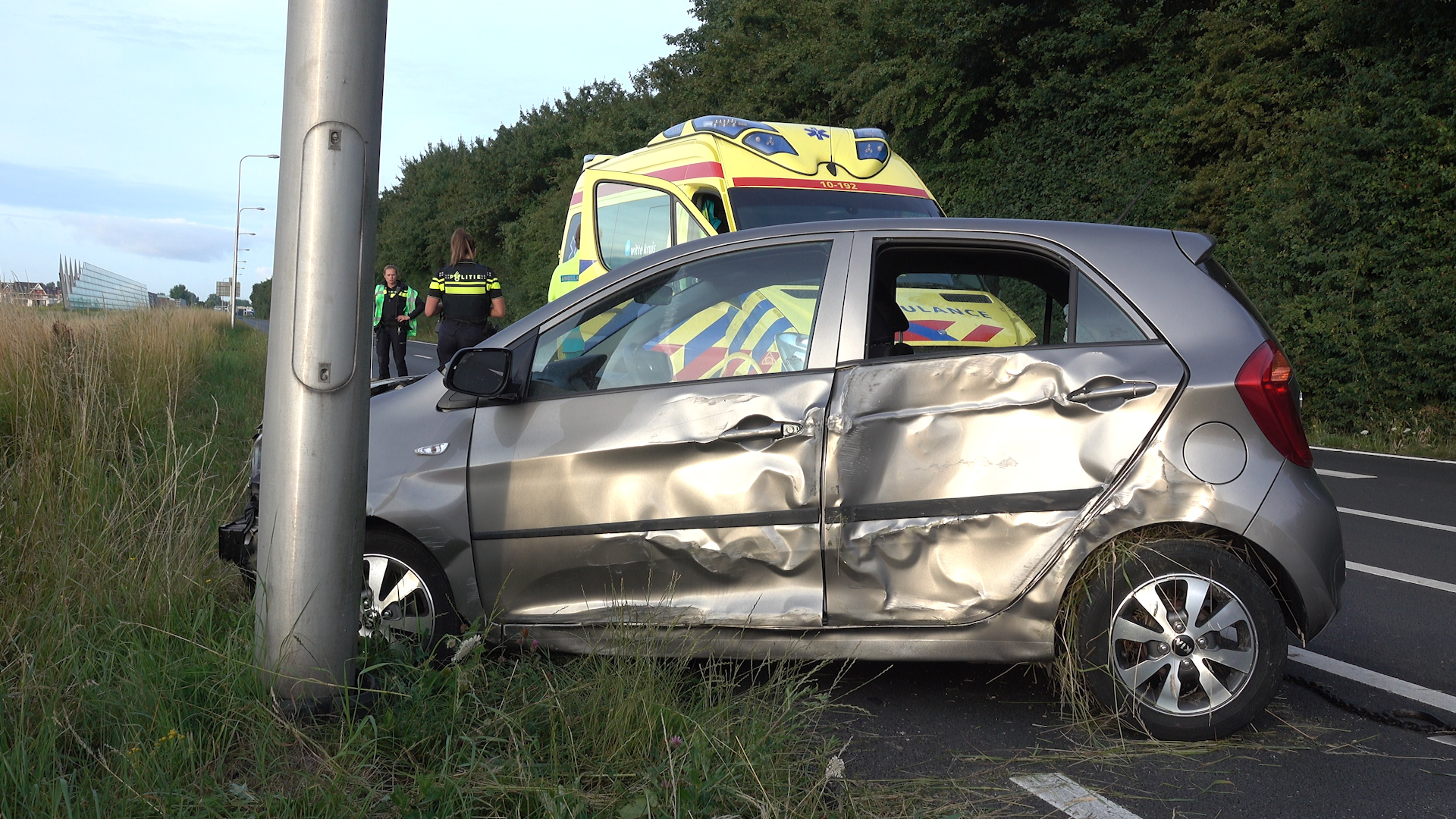 Automobiliste ramt lantarenpaal langs N245 (VIDEO)