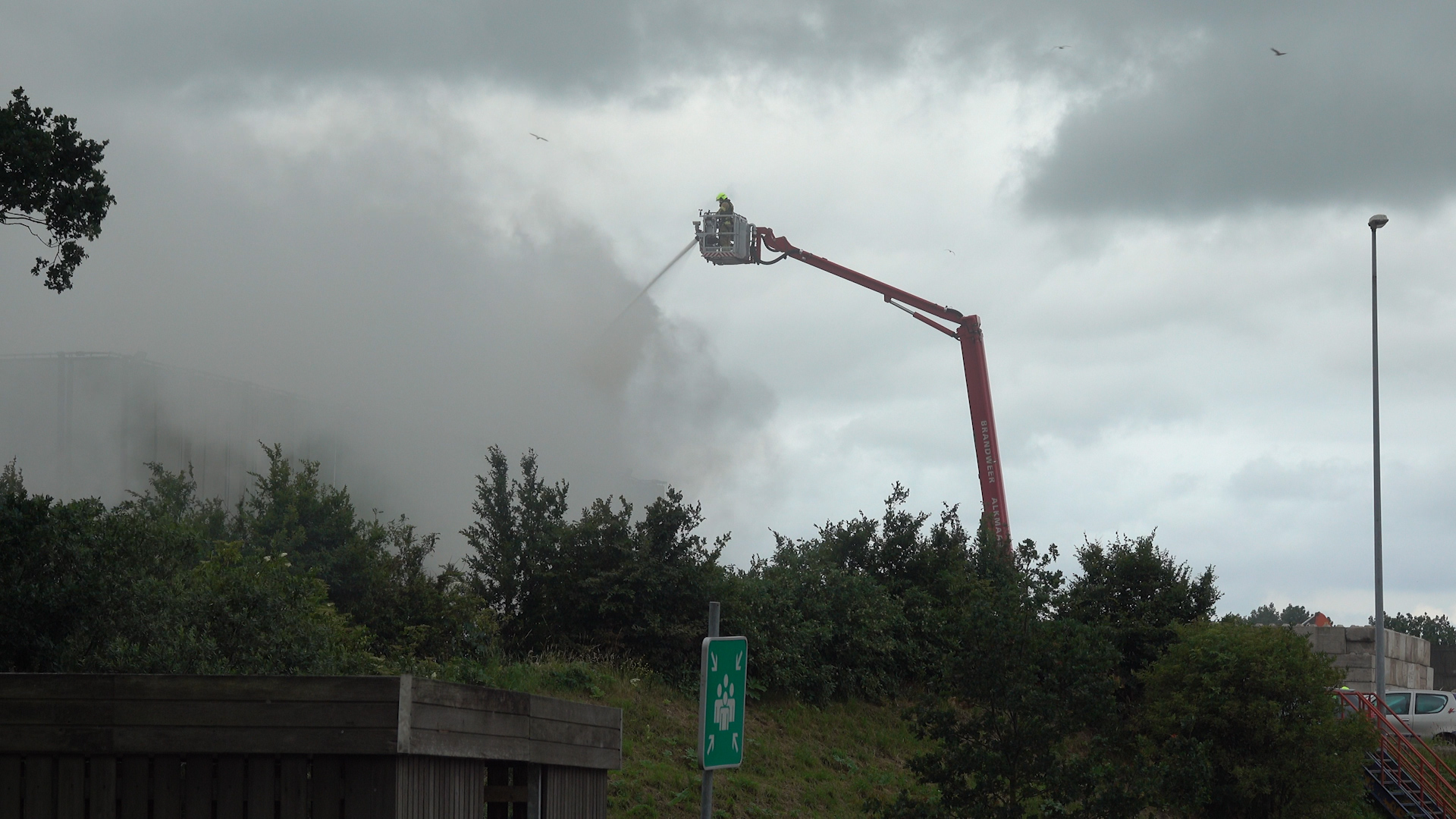 Brand in afvalberg Sortiva zorgt voor flinke rookontwikkeling (VIDEO)